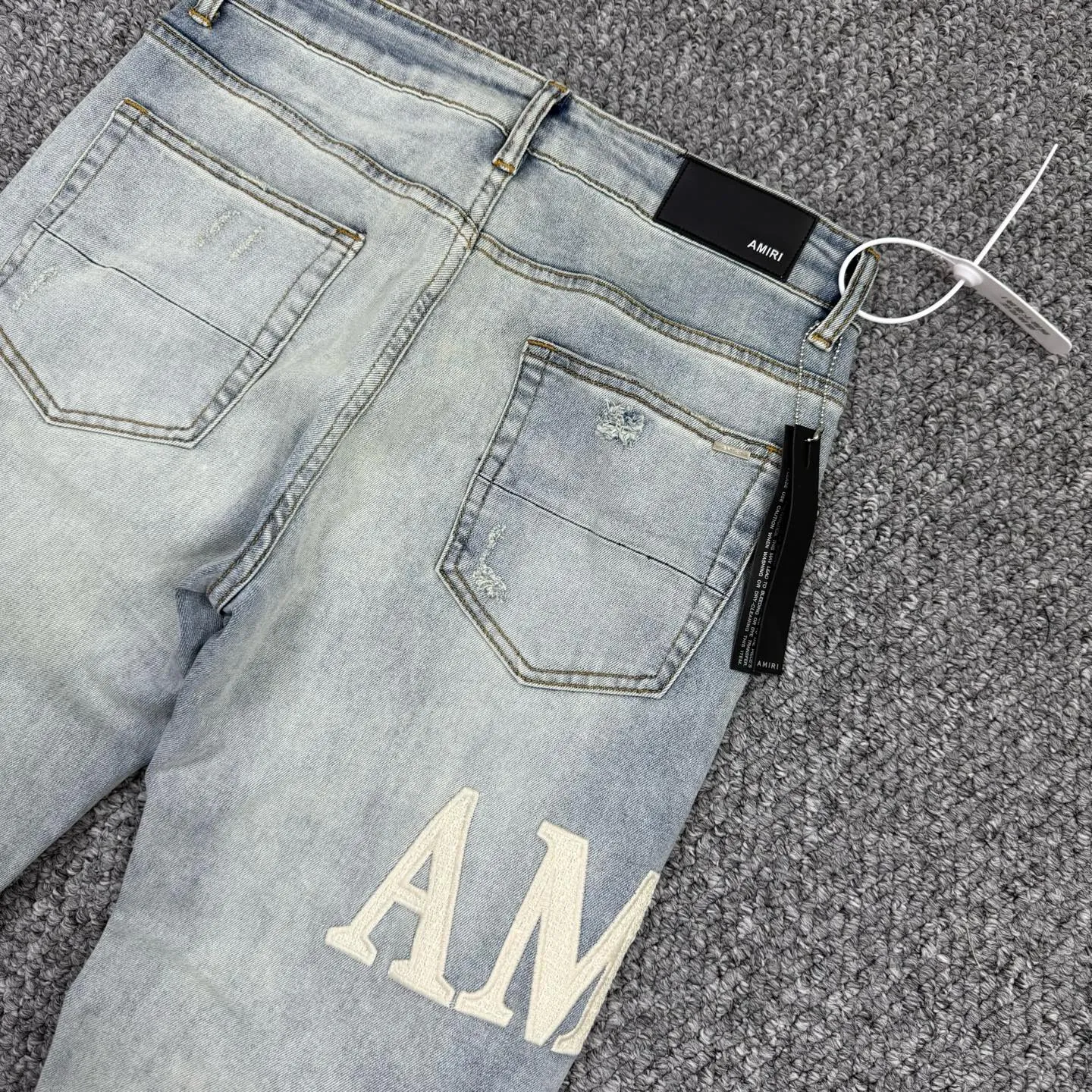 P260 Style number: H63 AMIRI & AMIRI new jeans linhchuan leather logo washed holes pattern denim shorts leg elastic denim trousers same style for men and women Accessories: complete accessories, all in original packaging, two hang tags to distinguish the low-end version outside, the hardware is standard to the authentic original version with logo aluminum alloy buckle, every detail makes it stand out from any version on the market Fabric: Genuine pattern-making and standard genuine custom-made imported fabrics using unique washing and dyeing methods, and individually hand-painted - hand-painted ripped micro-elastic jeans Color: blue with white letters Size: 30 32 34 36