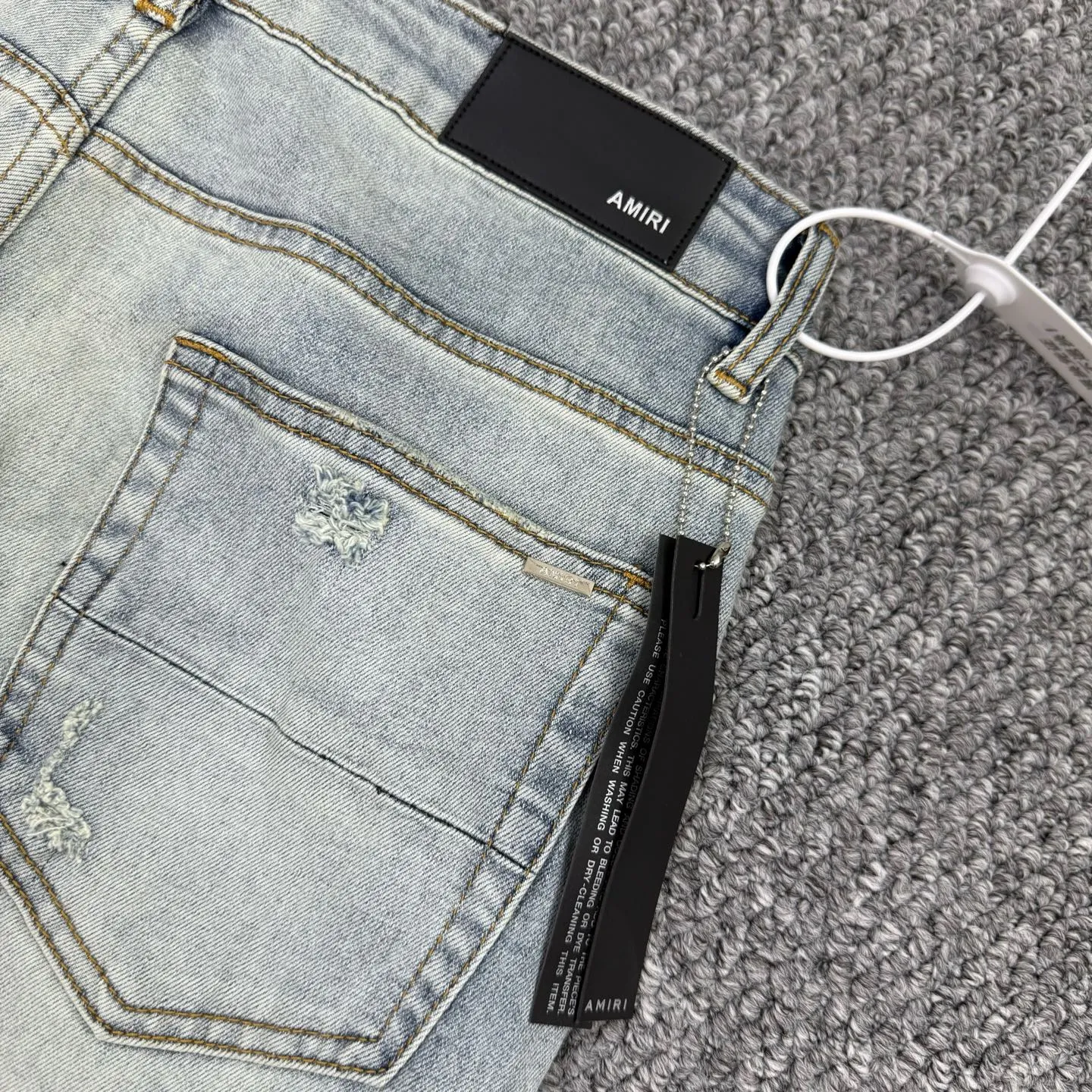 P260 Style number: H63 AMIRI & AMIRI new jeans linhchuan leather logo washed holes pattern denim shorts leg elastic denim trousers same style for men and women Accessories: complete accessories, all in original packaging, two hang tags to distinguish the low-end version outside, the hardware is standard to the authentic original version with logo aluminum alloy buckle, every detail makes it stand out from any version on the market Fabric: Genuine pattern-making and standard genuine custom-made imported fabrics using unique washing and dyeing methods, and individually hand-painted - hand-painted ripped micro-elastic jeans Color: blue with white letters Size: 30 32 34 36