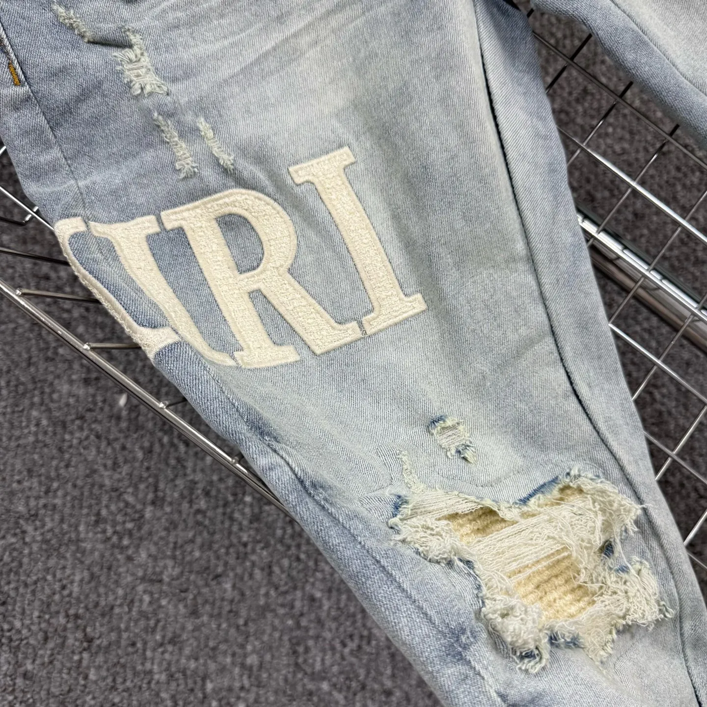 P260 Style number: H63 AMIRI & AMIRI new jeans linhchuan leather logo washed holes pattern denim shorts leg elastic denim trousers same style for men and women Accessories: complete accessories, all in original packaging, two hang tags to distinguish the low-end version outside, the hardware is standard to the authentic original version with logo aluminum alloy buckle, every detail makes it stand out from any version on the market Fabric: Genuine pattern-making and standard genuine custom-made imported fabrics using unique washing and dyeing methods, and individually hand-painted - hand-painted ripped micro-elastic jeans Color: blue with white letters Size: 30 32 34 36