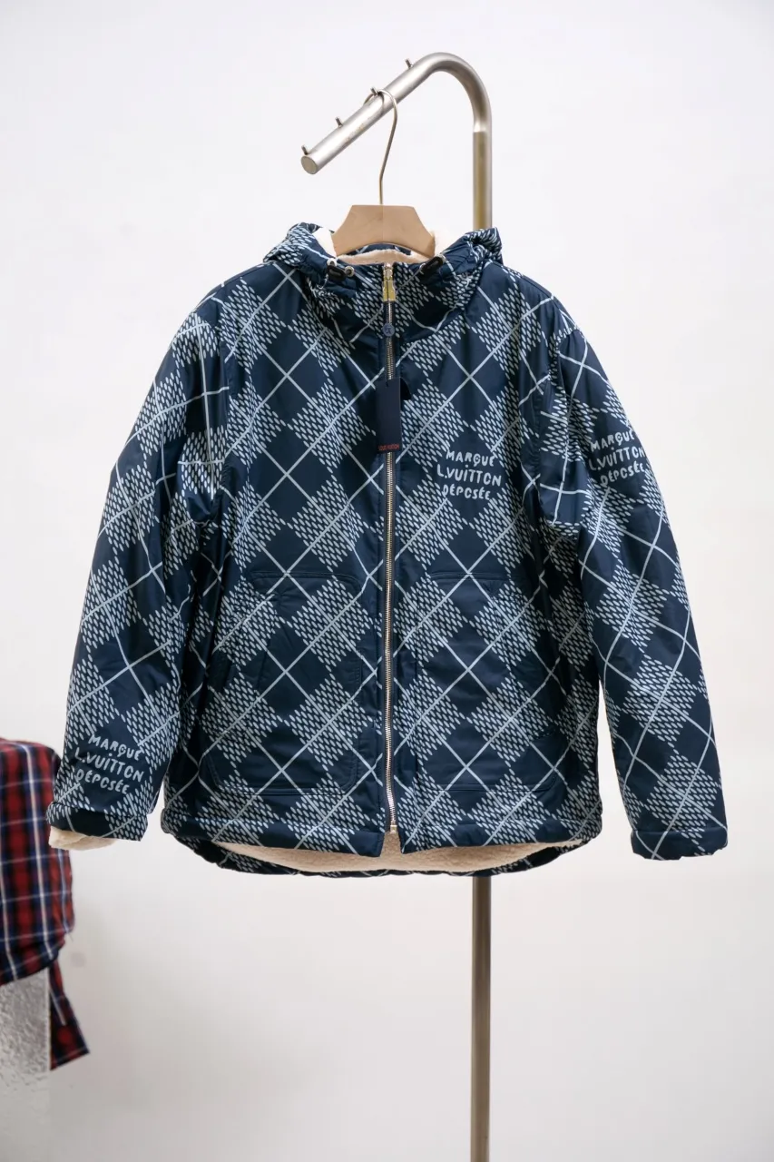 The new LV 24ss windproof jacket uses winter touches to interpret a double-sided modern design, which is not afraid of the cold wind and rain in mid-season. The outer layer of technical fabric is made of Damier Argyle rhombus with Marque L.Vuitton Déposée logo. When turned over, the soft texture of suede is revealed, and the handwritten Louis Vuitton logo is embroidered on the chest. Number of yards: 46.48.50.52.