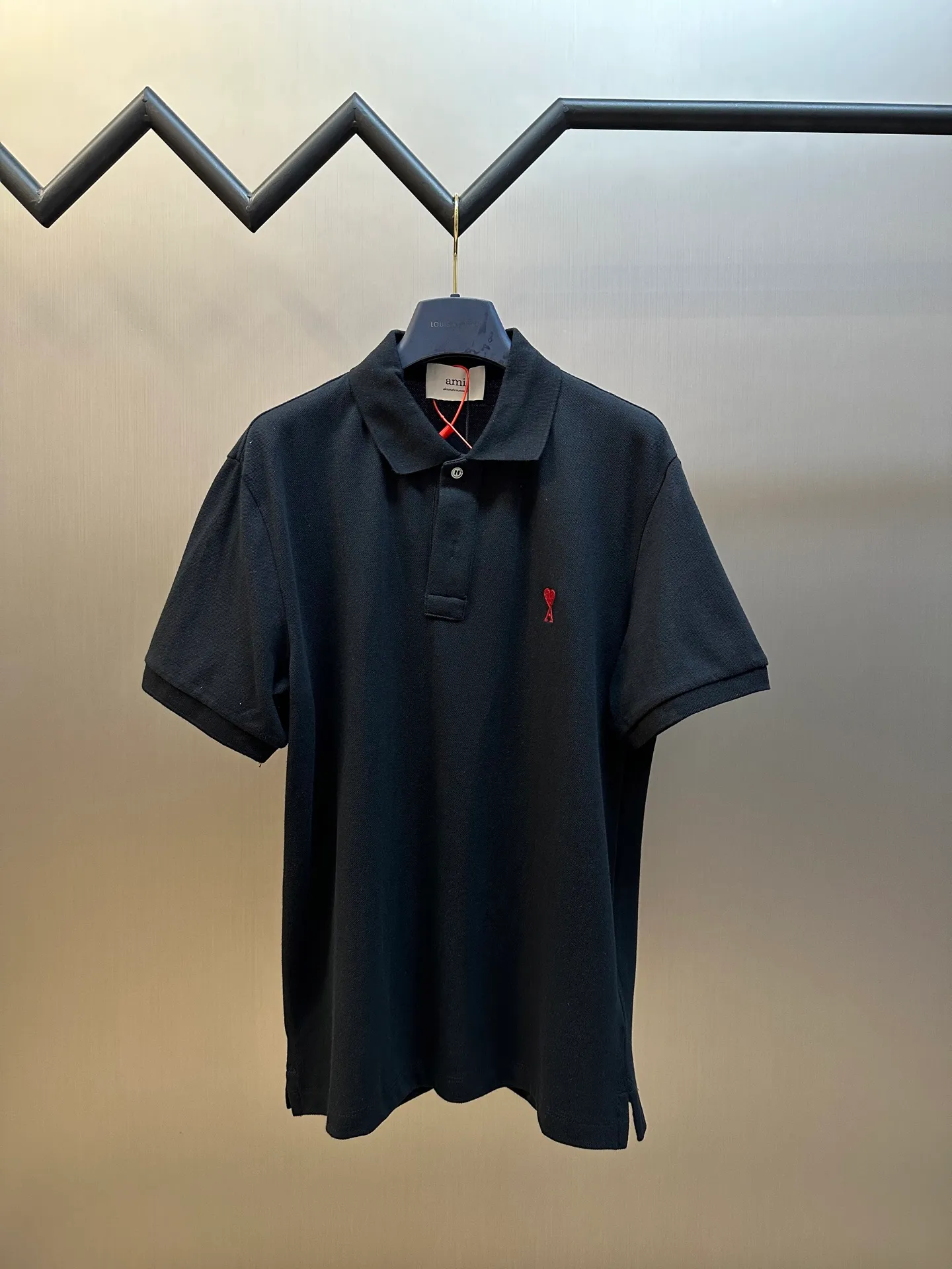🅿️310 Ami Paris Love Embroidered Polo Shirt is made of custom-made Dreamweaver honeycomb cotton. A bright red love heart appears on the chest like a work of art. It complements the AMI embroidery on the back and adds brand recognition.  Adopt imported machine embroidery technology, use advanced computer control system and precision mechanical components to realize Ami love embroidery work size: s m l xl