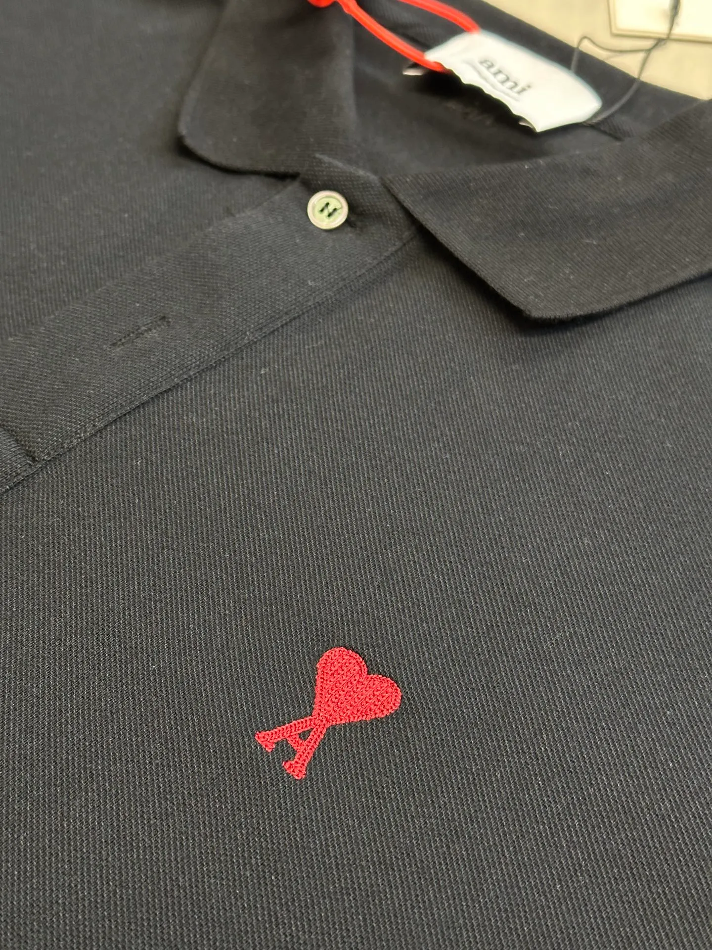🅿️310 Ami Paris Love Embroidered Polo Shirt is made of custom-made Dreamweaver honeycomb cotton. A bright red love heart appears on the chest like a work of art. It complements the AMI embroidery on the back and adds brand recognition.  Adopt imported machine embroidery technology, use advanced computer control system and precision mechanical components to realize Ami love embroidery work size: s m l xl