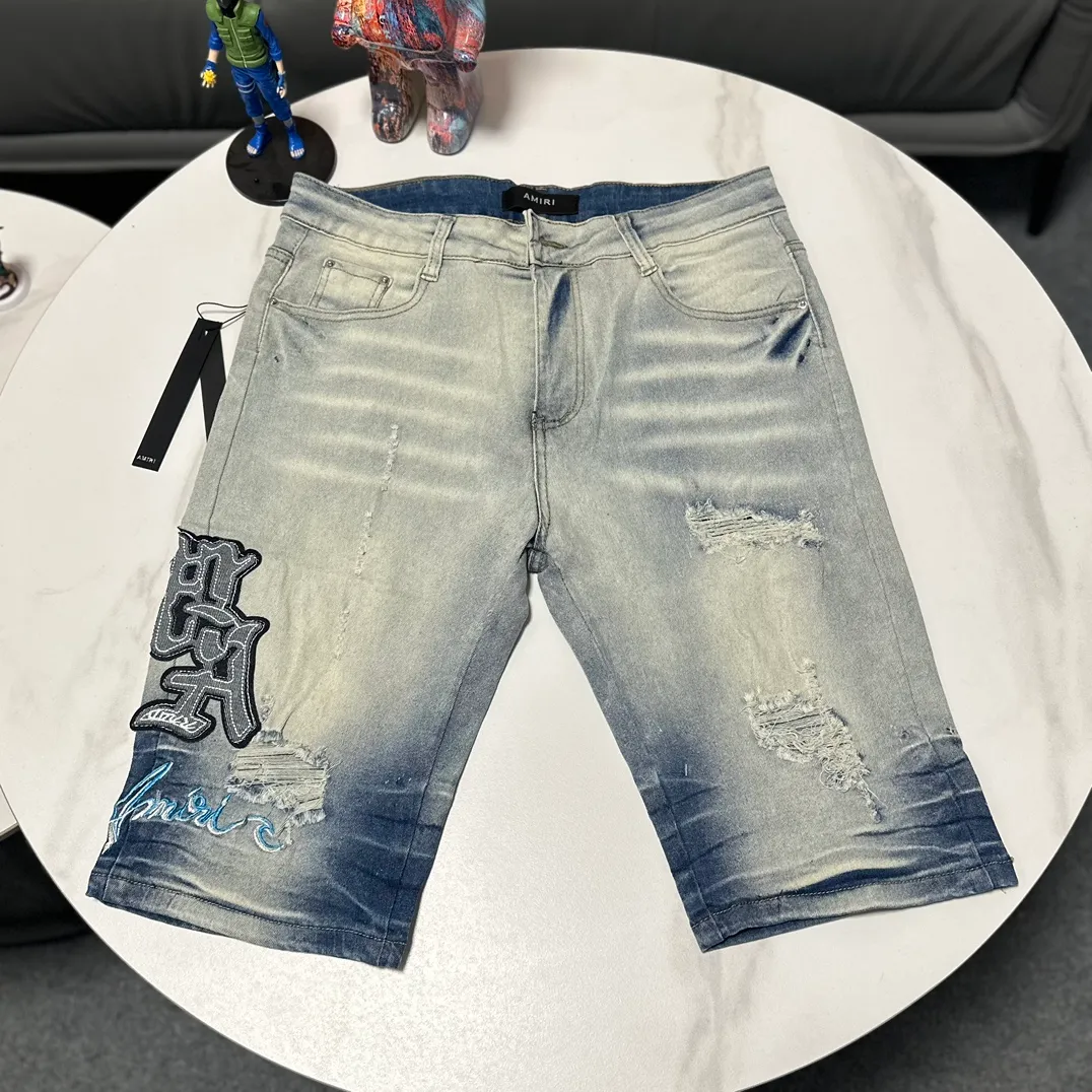 P170 Amiri classic embroidered leather distressed lettered denim slim shorts. Produced by a major washed factory. Full of high-end feel. Knee part damage design with patchwork design. Already used as a facade design. Leather waist nameplate. The focus of this style is not on washing, but on the shape and version of the damage. The secret lies in the craftsmanship of the master. The cost of post-production fraying, horse cutting, knife cutting, etc. These hand-made products are far beyond comparison with assembly line products. Color: Picture color Size: 30-32-34-36