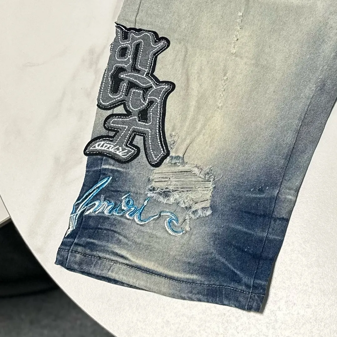 P170 Amiri classic embroidered leather distressed lettered denim slim shorts. Produced by a major washed factory. Full of high-end feel. Knee part damage design with patchwork design. Already used as a facade design. Leather waist nameplate. The focus of this style is not on washing, but on the shape and version of the damage. The secret lies in the craftsmanship of the master. The cost of post-production fraying, horse cutting, knife cutting, etc. These hand-made products are far beyond comparison with assembly line products. Color: Picture color Size: 30-32-34-36