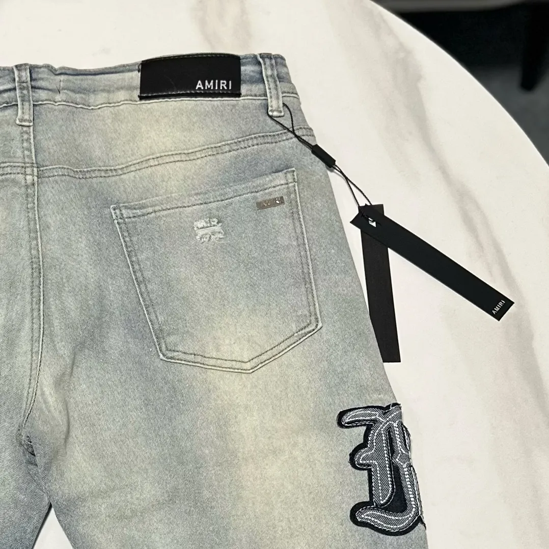 P170 Amiri classic embroidered leather distressed lettered denim slim shorts. Produced by a major washed factory. Full of high-end feel. Knee part damage design with patchwork design. Already used as a facade design. Leather waist nameplate. The focus of this style is not on washing, but on the shape and version of the damage. The secret lies in the craftsmanship of the master. The cost of post-production fraying, horse cutting, knife cutting, etc. These hand-made products are far beyond comparison with assembly line products. Color: Picture color Size: 30-32-34-36