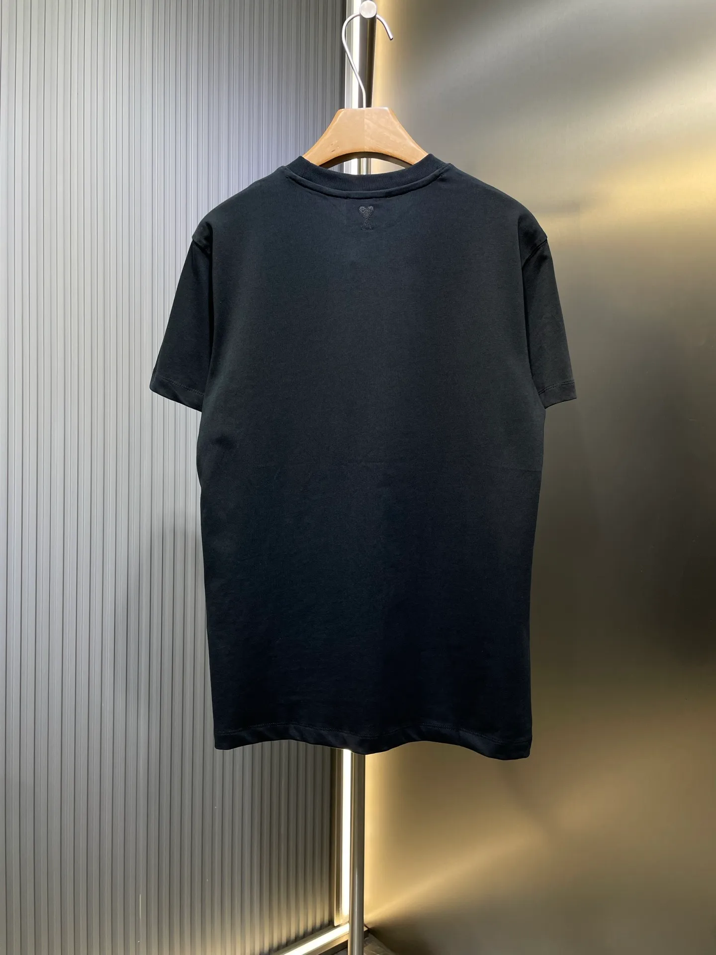 🅿️260 Ami Paris🌟【Top original order】Capsule embroidered short sleeves. Customized luxury high-precision cotton essence. Soft and delicate, comfortable and close to the skin. Indulge in the depth of black. Blue, white and red AMI capsule embroidery on the chest. The collision of blue, white and red colors is like a smart artistic symbol. It complements the rear ❤️A to add brand recognition. It uses a minimalist shape to contain the soul of fashion. Process 1: Adopt imported machine embroidery process, use advanced computer control system and precision mechanical components to realize Ami capsule three-color embroidery and ❤️A embroidery operations with high precision and smooth and delicate lines. Process 2: The fabrics are washed and have a better hand feel. Not easy to deform, not easy to shrink, not easy to fade, and maintain long-term beauty. Accessories: Customized 1:1 Ami trademark. Version: Loose version. Size: S M L XL