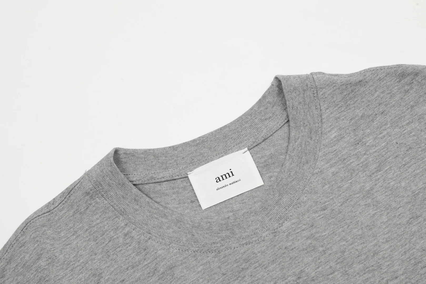 🅿️116 "The first quality in the market" Style number: LT3109# Ami Ami 2024ss spring and summer classic new embroidered love short sleeves We have been making this style for the third year. At the beginning, there were no counters in mainland China and we were already making it. The quality and details are invincible. Order with confidence and pay attention to the details. ✅2024 newly upgraded two-end folding handmade main wheat. Restore the counter. ✅240G Xinjiang long-staple cotton top double yarn. The shrinkage rate is controlled at 2%. Export-grade solid color quality, truly not easy to deform, shrink or fade. ✅Details are the only one in Guangzhou. Half-fold neck design at the counter. Complex workmanship. ✅The maximum size can be worn up to 230 catties. No pressure to export to Europe and the United States. Sizes S-XL Color (8 colors): Black, navy, oatmeal, pink, white, gray, light blue, rose pink
