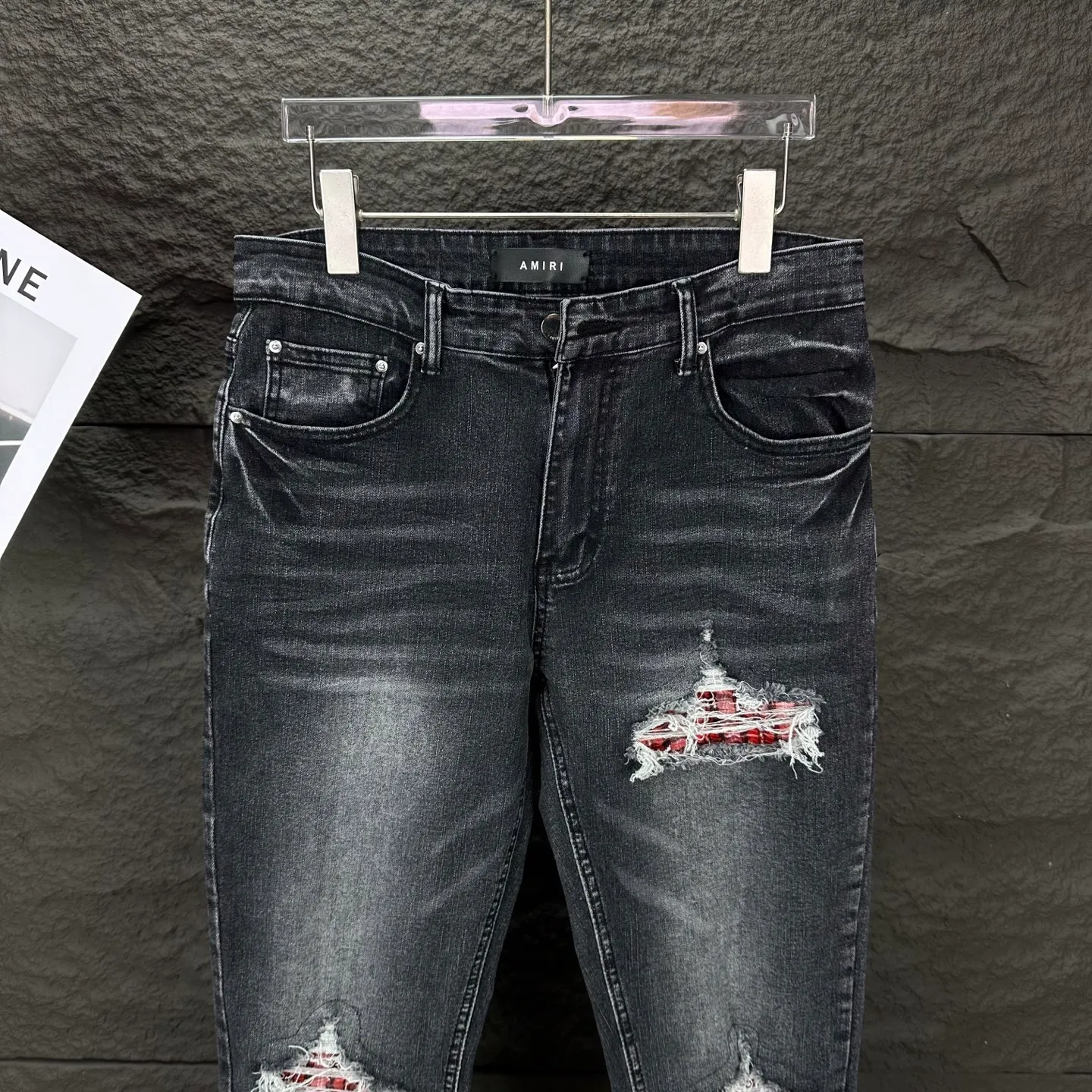P240 Amiri 2025 new ripped red patch couple style washed stretch jeans 🔥High version🔥High version🔥 Top ceiling quality Styles with different washed textures are very friendly to people with thin legs and thick legs. The straight version is very flattering to the leg shape. Moderate length that never goes out of style, easy to match with casually, basic styling for various styles, a must-have in the wardrobe! The fabric is stiff but also makes the upper body soft without losing texture. The washing process is even more perfect. It is a must-have item for everyone! ! ! Washed wheat, hang tag, pants label, three complete labels, color: black, size: 28, 30, 32, 34 (four sizes)