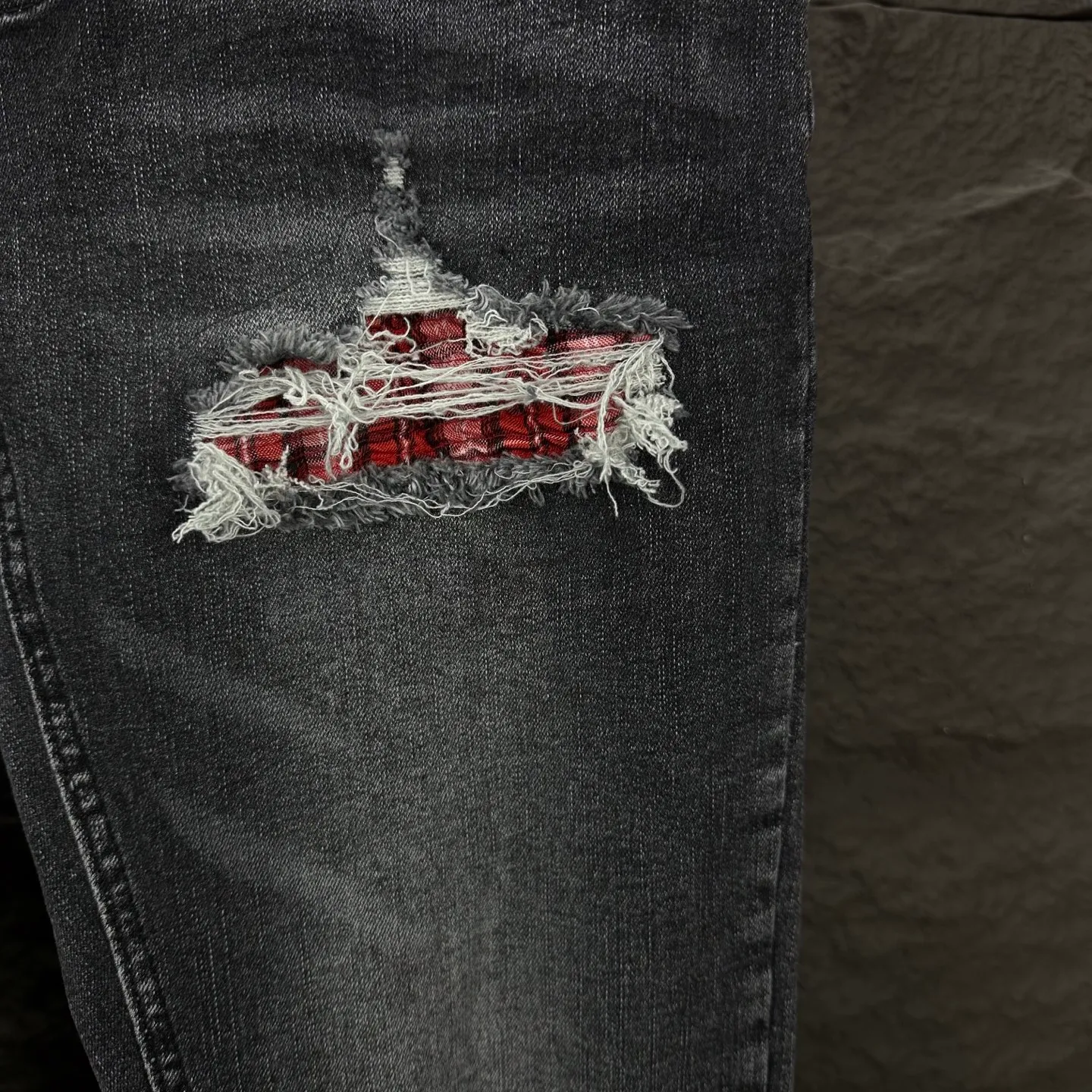 P240 Amiri 2025 new ripped red patch couple style washed stretch jeans 🔥High version🔥High version🔥 Top ceiling quality Styles with different washed textures are very friendly to people with thin legs and thick legs. The straight version is very flattering to the leg shape. Moderate length that never goes out of style, easy to match with casually, basic styling for various styles, a must-have in the wardrobe! The fabric is stiff but also makes the upper body soft without losing texture. The washing process is even more perfect. It is a must-have item for everyone! ! ! Washed wheat, hang tag, pants label, three complete labels, color: black, size: 28, 30, 32, 34 (four sizes)