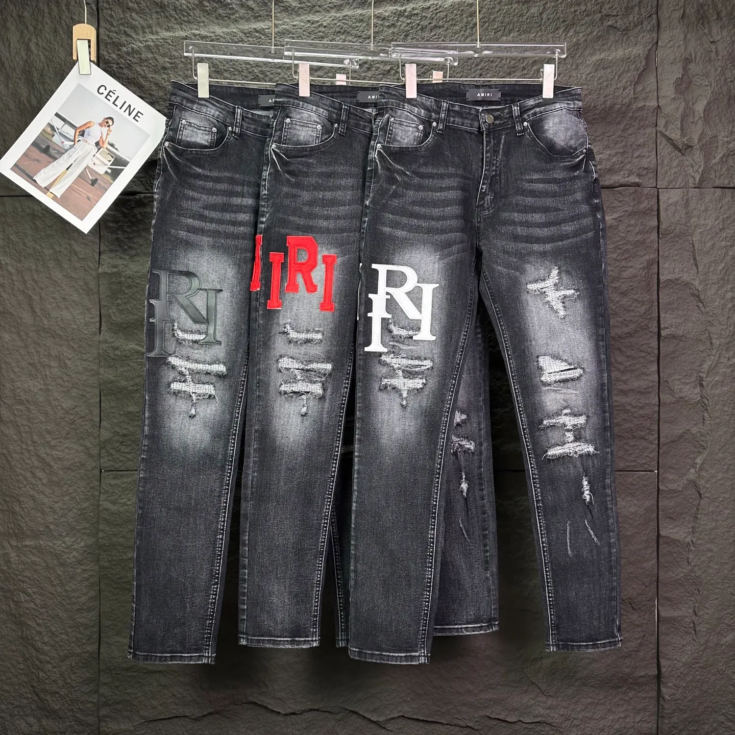P240 Amiri 2025 new frayed white leather embroidered letters couple style washed stretch jeans 🔥High version🔥High version🔥Top ceiling quality Styles with different washed textures are very friendly to people with thin legs and thick legs. The straight and loose version is very flattering. Moderate length that never goes out of style, easy to match with casually, basic styling for various styles, a must-have in the wardrobe! The fabric is stiff but also makes the upper body soft without losing texture. The washing process is even more perfect. It is a must-have item for everyone! ! ! Washed wheat, tag, pants label, three complete labels Color: washed black Size: 28, 30, 32, 34 (four sizes)