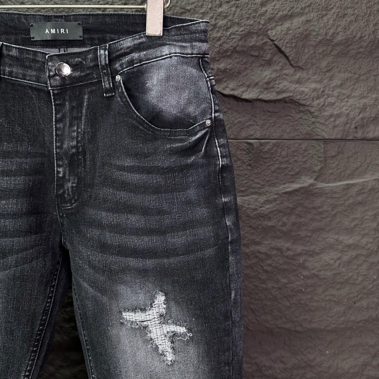 P240 Amiri 2025 new frayed white leather embroidered letters couple style washed stretch jeans 🔥High version🔥High version🔥Top ceiling quality Styles with different washed textures are very friendly to people with thin legs and thick legs. The straight and loose version is very flattering. Moderate length that never goes out of style, easy to match with casually, basic styling for various styles, a must-have in the wardrobe! The fabric is stiff but also makes the upper body soft without losing texture. The washing process is even more perfect. It is a must-have item for everyone! ! ! Washed wheat, tag, pants label, three complete labels Color: washed black Size: 28, 30, 32, 34 (four sizes)
