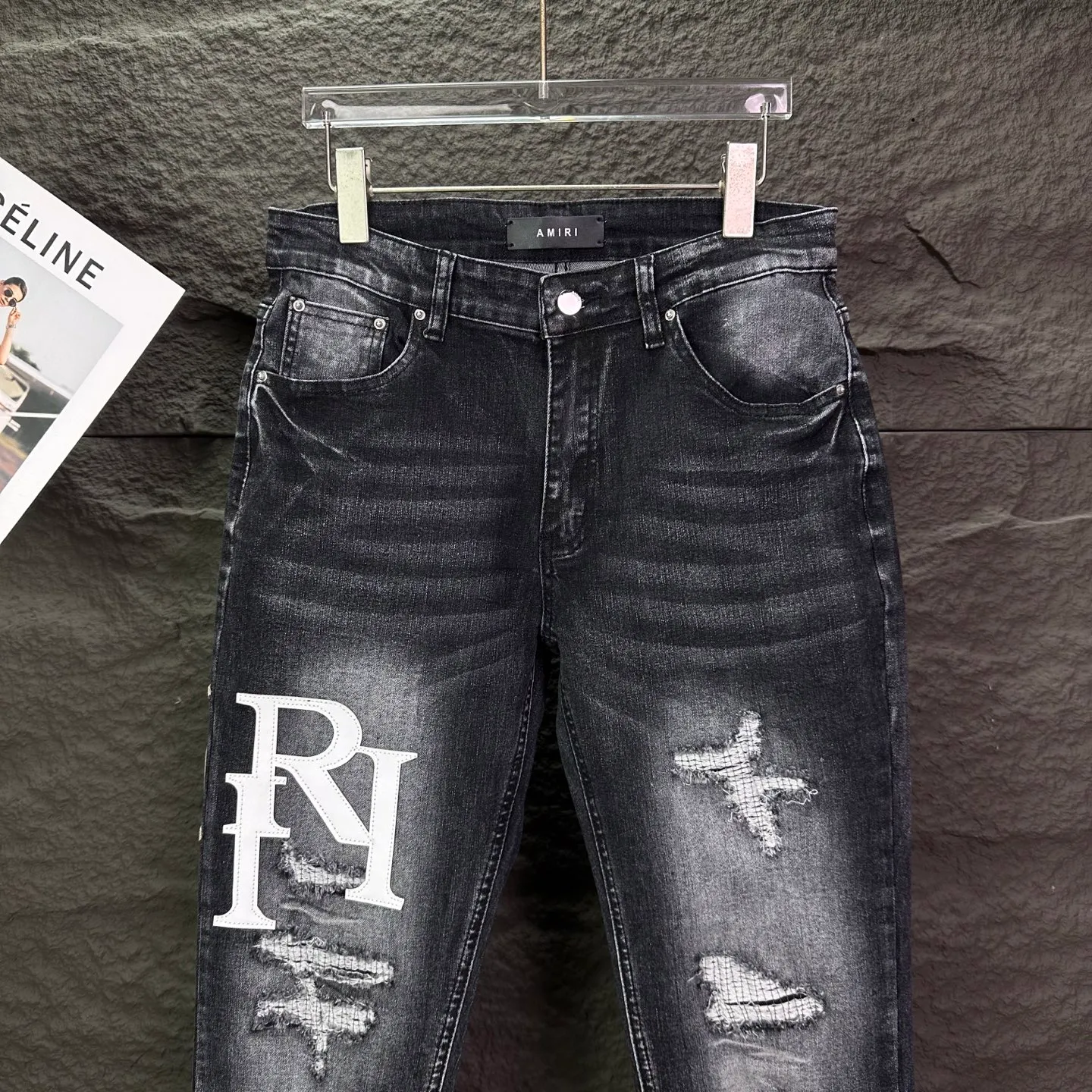 P240 Amiri 2025 new frayed white leather embroidered letters couple style washed stretch jeans 🔥High version🔥High version🔥Top ceiling quality Styles with different washed textures are very friendly to people with thin legs and thick legs. The straight and loose version is very flattering. Moderate length that never goes out of style, easy to match with casually, basic styling for various styles, a must-have in the wardrobe! The fabric is stiff but also makes the upper body soft without losing texture. The washing process is even more perfect. It is a must-have item for everyone! ! ! Washed wheat, tag, pants label, three complete labels Color: washed black Size: 28, 30, 32, 34 (four sizes)