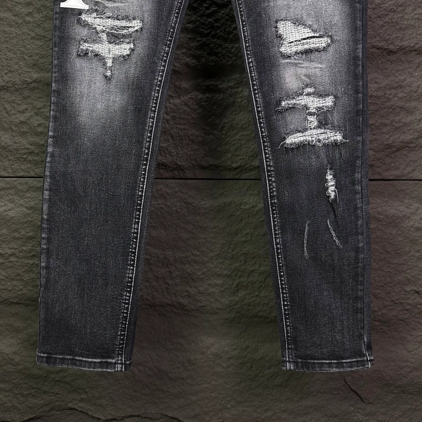P240 Amiri 2025 new frayed white leather embroidered letters couple style washed stretch jeans 🔥High version🔥High version🔥Top ceiling quality Styles with different washed textures are very friendly to people with thin legs and thick legs. The straight and loose version is very flattering. Moderate length that never goes out of style, easy to match with casually, basic styling for various styles, a must-have in the wardrobe! The fabric is stiff but also makes the upper body soft without losing texture. The washing process is even more perfect. It is a must-have item for everyone! ! ! Washed wheat, tag, pants label, three complete labels Color: washed black Size: 28, 30, 32, 34 (four sizes)