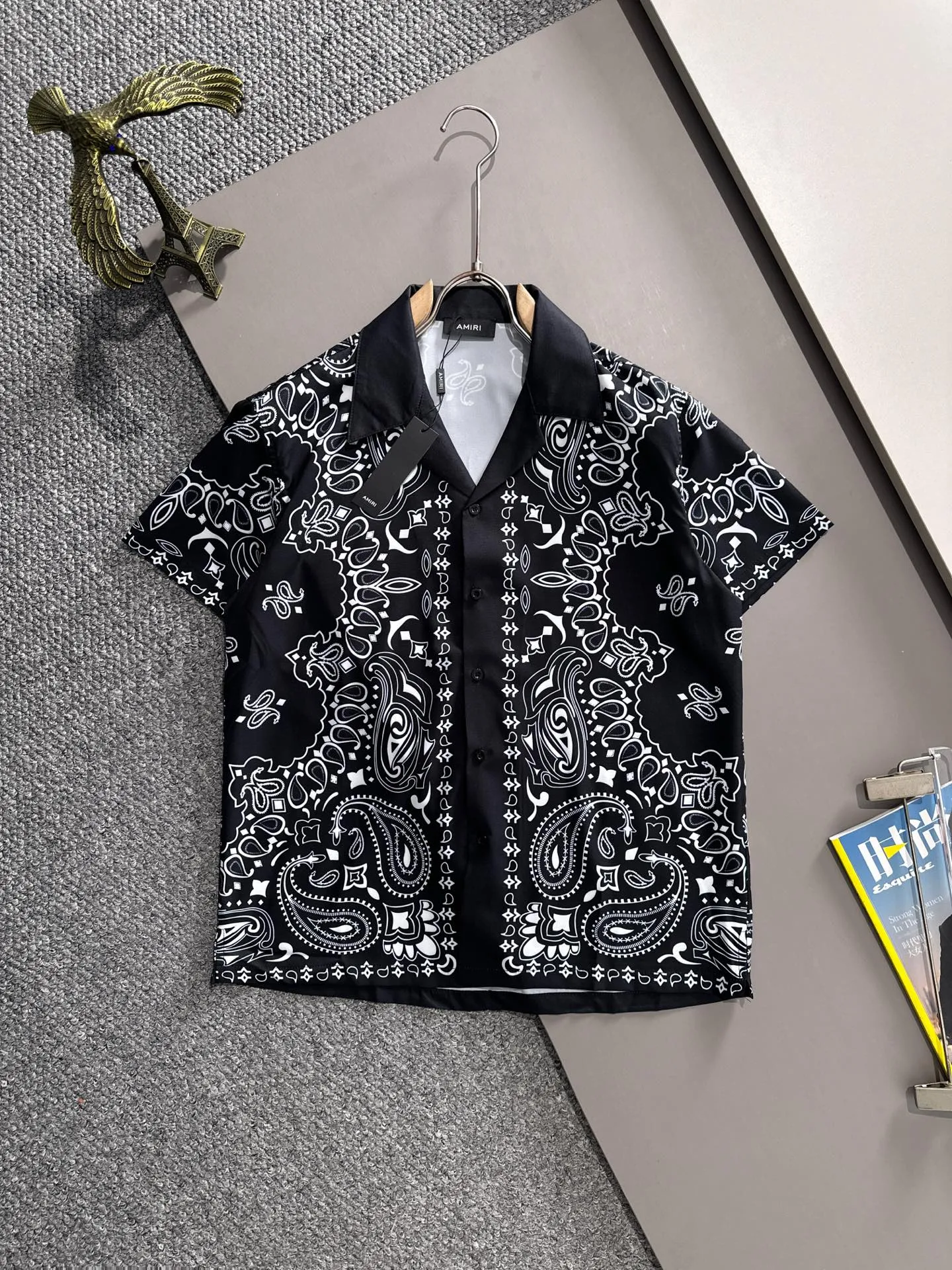 P360 AMIRI2025 summer classic LOGO design all-over printing suit, light and thin cotton full-body digital printing, made of high-quality polyester fiber fabric, breathable mesh lining is added to the pants, carefully created standard version, can be matched separately with clothes, versatile style for leisure time! The classic logo on the whole body is very eye-catching, showing a sense of luxury and style, becoming a classic and mainstream style that never goes out of style and is elegant! Extremely handsome, classic and heroic. Same style for men and women. Size: M-3XL (please note your height and weight when placing an order)