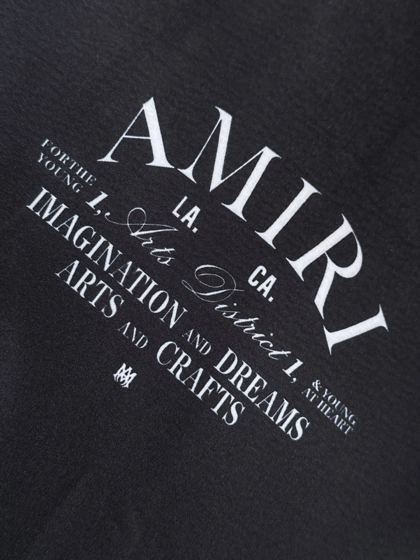 P360 AMIRI2025 summer classic LOGO design all-over printing suit, light and thin cotton full-body digital printing, made of high-quality polyester fiber fabric, breathable mesh lining is added to the pants, carefully created standard version, can be matched separately with clothes, versatile style for leisure time! The classic logo on the whole body is very eye-catching, showing a sense of luxury and style, becoming a classic and mainstream style that never goes out of style and is elegant! Extremely handsome, classic and heroic. Same style for men and women. Size: M-3XL (please note your height and weight when placing an order)