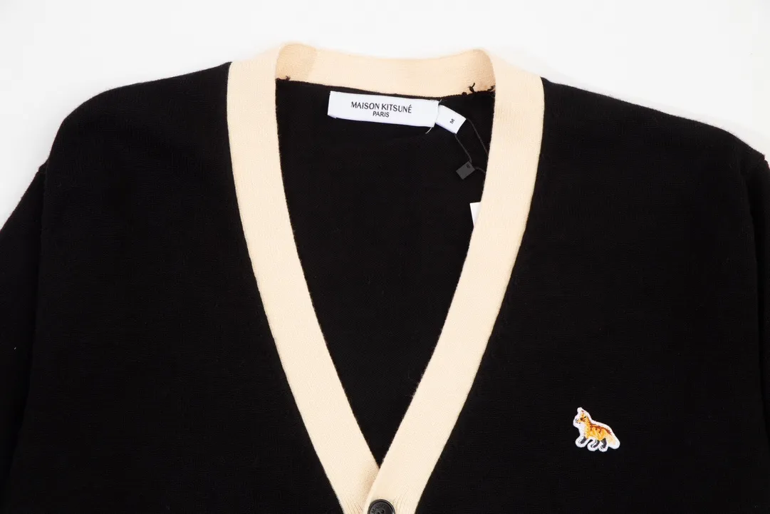 P200 A089# MAISON KITSUNE 2023 new autumn and winter classic little fox embroidered V-neck cardigan jacket sweater, same style for men and women Color: black gray light brown Baolan Size: S-XL