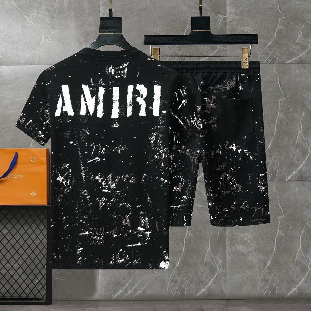 P290 🌸🌸🌸 AMIRI 25ss spring and summer advanced customization spring and summer series, round neck casual suit, short-sleeved T-shirt suit and three-quarter pants, imported high-grade elastic fabric, delicate, soft, comfortable and breathable, stiff and shaping, extraordinary quality. Exquisite three-dimensional tailoring and outstanding texture are made of high-end materials supplied by customers. They are very textured and durable. They are produced by domestic first-line factories. From cutting to hand-sewing, there is basically no extraneous touch. The pattern is quite crisp and there is no feeling of procrastination at all. It has a delicate and soft feel and smooth texture! Color: Picture color Size: M--3xL