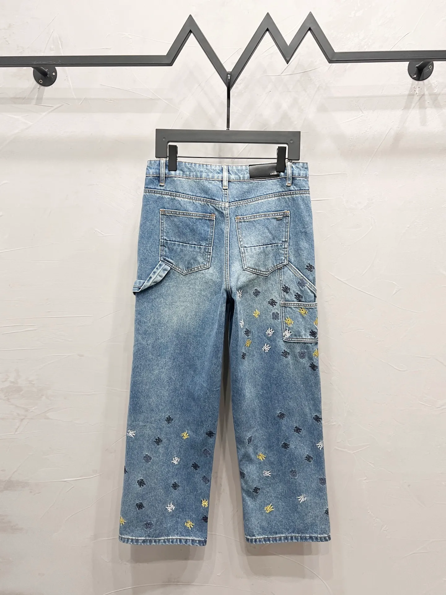 P180 Style number: [M1730] AMIRI SS25 logo appliqué embroidered straight jeans, same style for men and women, top ceiling quality, styles with different wash textures, very friendly to people with thin legs and thick legs, straight and slim fit very flattering leg shape, moderate length that never goes out of style, easy to match with, basic styling for various styles, a must-have in the wardrobe! The fabric is stiff but also makes the upper body soft without losing texture. The washing process is even more perfect. It is a must-have item for everyone! ! ! Washed wheat, hang tag, pants label, three labels complete Color: blue Size: 30, 32, 34, 36