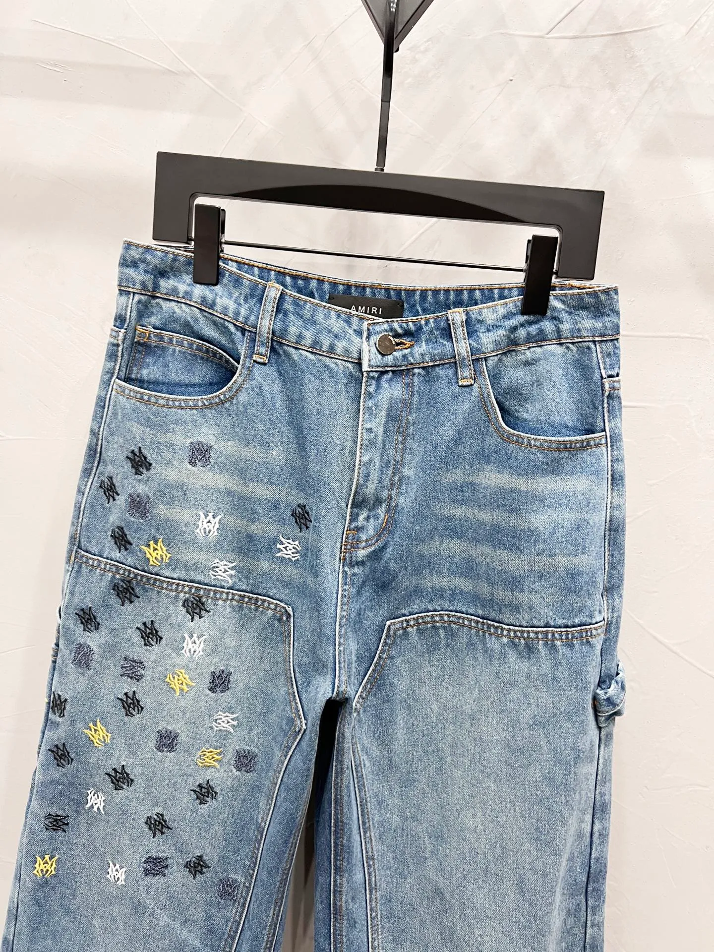 P180 Style number: [M1730] AMIRI SS25 logo appliqué embroidered straight jeans, same style for men and women, top ceiling quality, styles with different wash textures, very friendly to people with thin legs and thick legs, straight and slim fit very flattering leg shape, moderate length that never goes out of style, easy to match with, basic styling for various styles, a must-have in the wardrobe! The fabric is stiff but also makes the upper body soft without losing texture. The washing process is even more perfect. It is a must-have item for everyone! ! ! Washed wheat, hang tag, pants label, three labels complete Color: blue Size: 30, 32, 34, 36