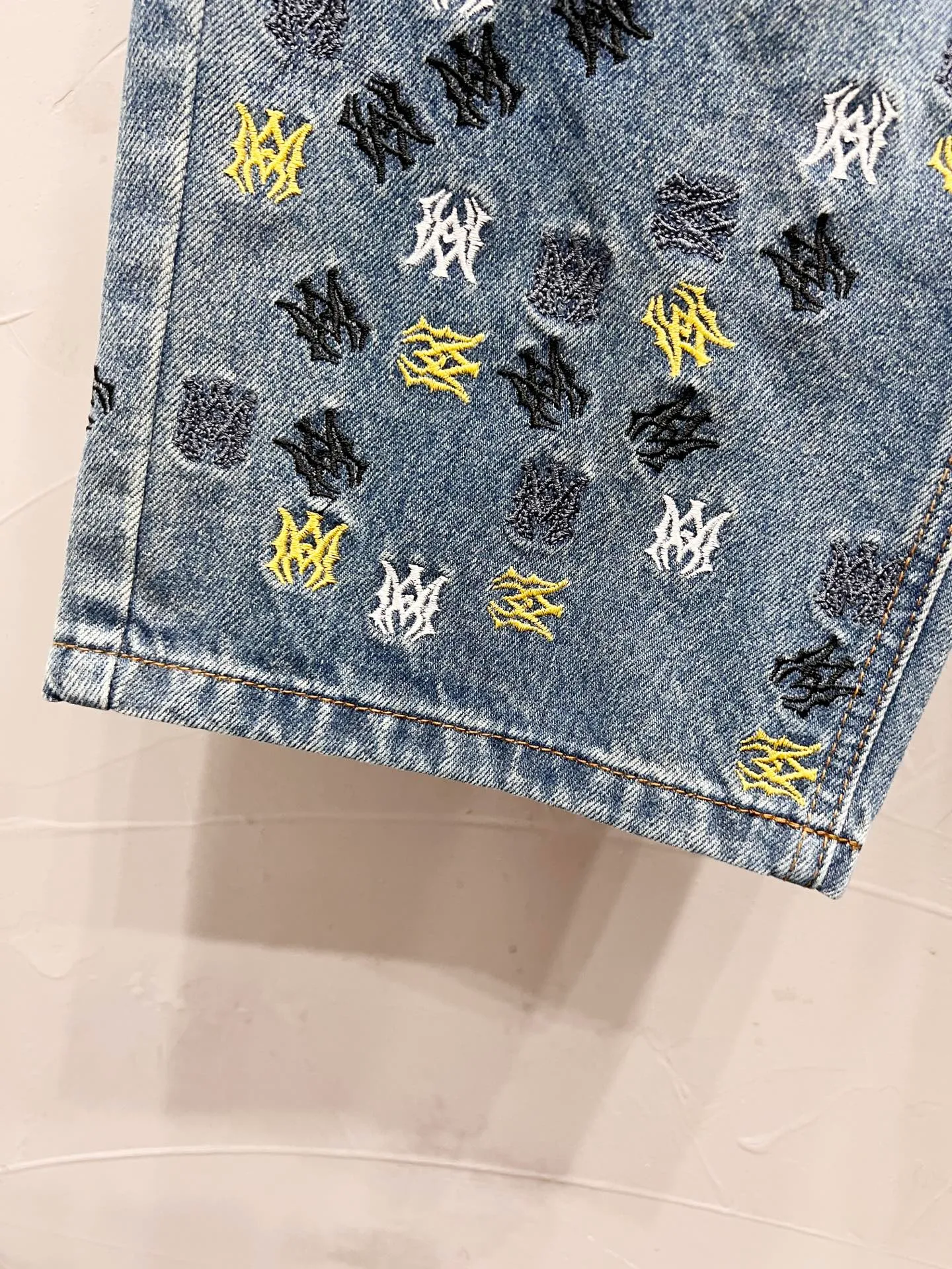 P180 Style number: [M1730] AMIRI SS25 logo appliqué embroidered straight jeans, same style for men and women, top ceiling quality, styles with different wash textures, very friendly to people with thin legs and thick legs, straight and slim fit very flattering leg shape, moderate length that never goes out of style, easy to match with, basic styling for various styles, a must-have in the wardrobe! The fabric is stiff but also makes the upper body soft without losing texture. The washing process is even more perfect. It is a must-have item for everyone! ! ! Washed wheat, hang tag, pants label, three labels complete Color: blue Size: 30, 32, 34, 36