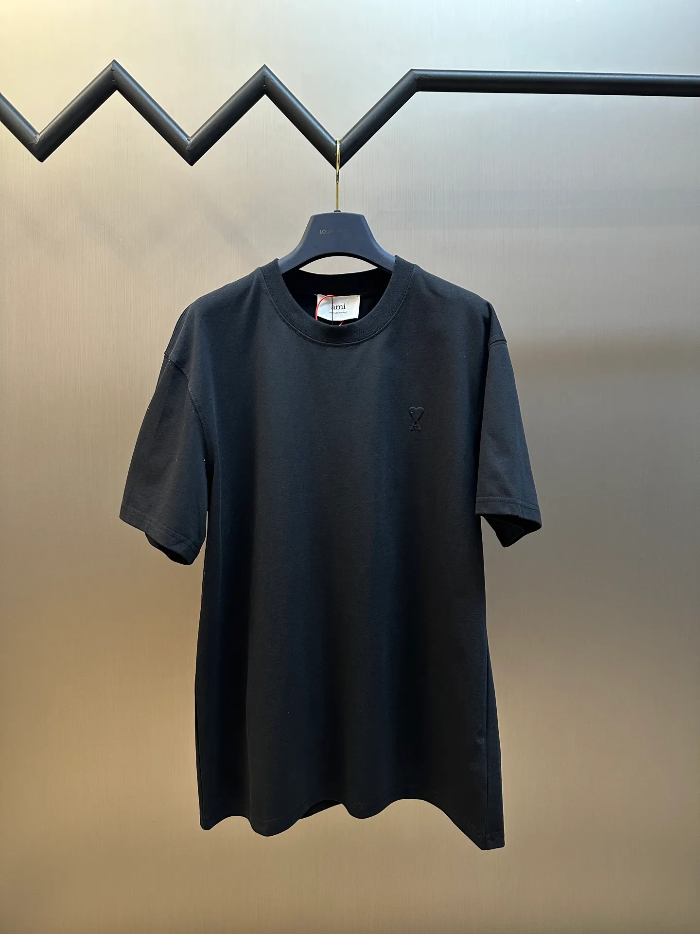 🅿️250 Ami Paris love embossed short-sleeve, custom-made brocade cotton, with a homogeneous three-dimensional love heart on the chest, complementing the AMI embroidery on the back to increase brand recognition. It is the ultimate simplification of color, and it also conveys the love and persistence of life.  High-temperature three-dimensional embossing, through precise control of temperature and pressure, the fiber chains will rearrange to form a three-dimensional concave and convex pattern, showing a unique three-dimensional love effect.  Using imported machine embroidery technology, advanced computer control systems and precision mechanical components are used to realize Ami embroidery operations.  size：s m l xl