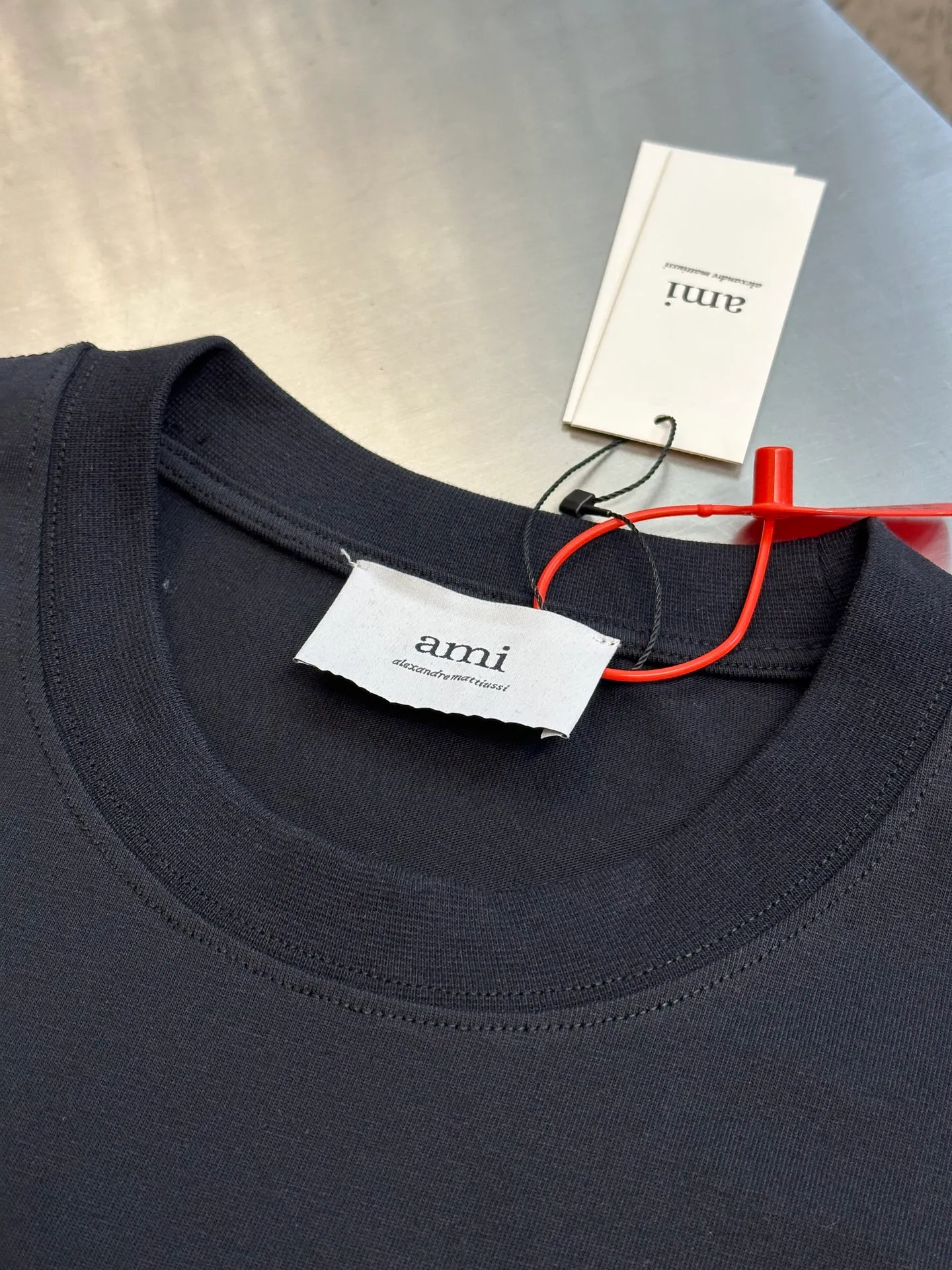 🅿️250 Ami Paris love embossed short-sleeve, custom-made brocade cotton, with a homogeneous three-dimensional love heart on the chest, complementing the AMI embroidery on the back to increase brand recognition. It is the ultimate simplification of color, and it also conveys the love and persistence of life.  High-temperature three-dimensional embossing, through precise control of temperature and pressure, the fiber chains will rearrange to form a three-dimensional concave and convex pattern, showing a unique three-dimensional love effect.  Using imported machine embroidery technology, advanced computer control systems and precision mechanical components are used to realize Ami embroidery operations.  size：s m l xl