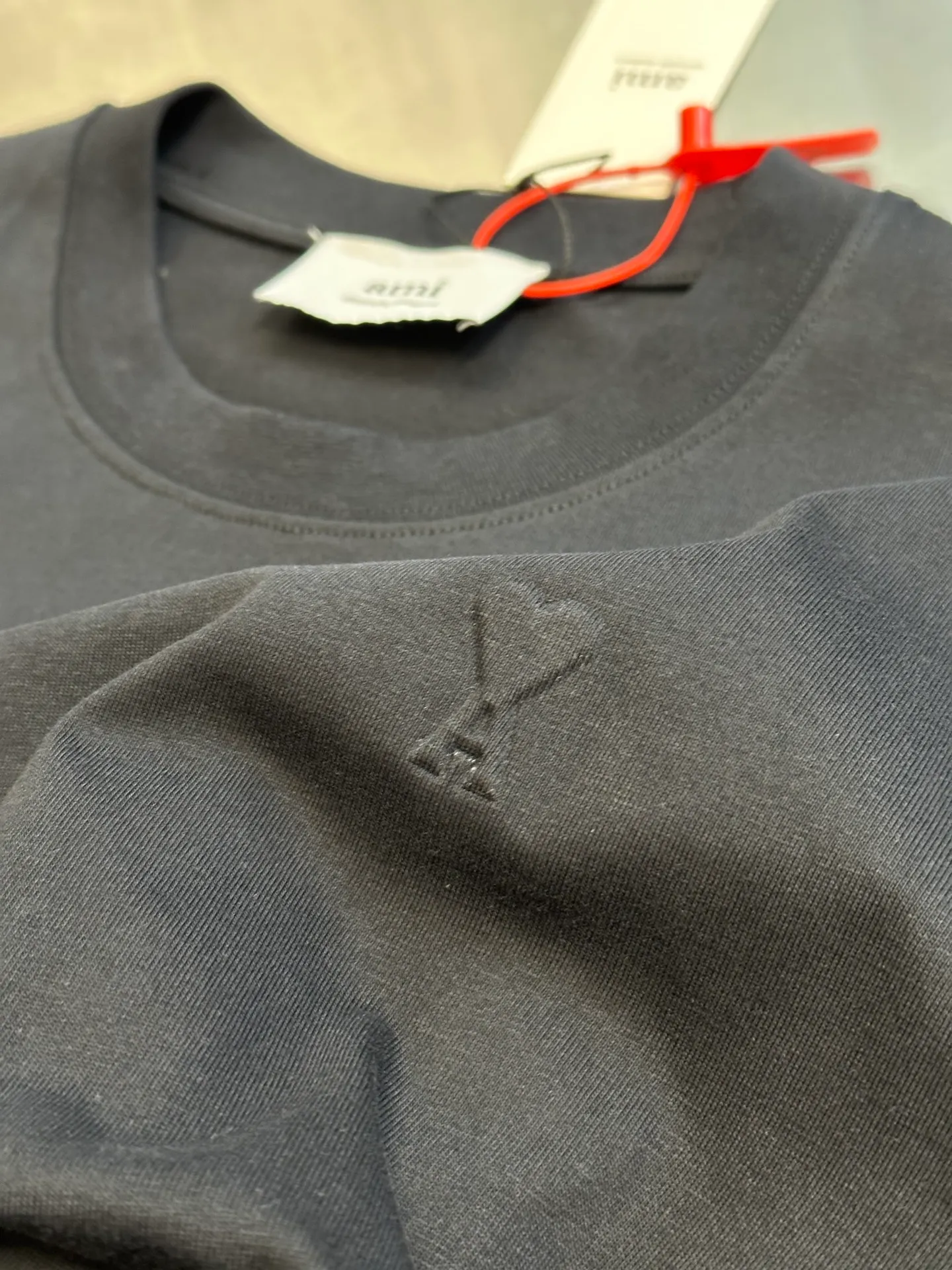🅿️250 Ami Paris love embossed short-sleeve, custom-made brocade cotton, with a homogeneous three-dimensional love heart on the chest, complementing the AMI embroidery on the back to increase brand recognition. It is the ultimate simplification of color, and it also conveys the love and persistence of life.  High-temperature three-dimensional embossing, through precise control of temperature and pressure, the fiber chains will rearrange to form a three-dimensional concave and convex pattern, showing a unique three-dimensional love effect.  Using imported machine embroidery technology, advanced computer control systems and precision mechanical components are used to realize Ami embroidery operations.  size：s m l xl