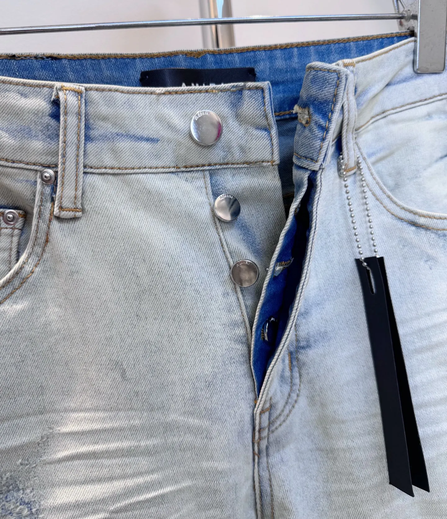 P290 Top model number: D209 Non-market Amiri hot-drilled patched ripped high-street slim jeans • amiri is transliterated as Emil, which is the name of the founder. Mike Amiri, the founder of amiri, grew up in Los Angeles, USA. He was influenced by local street culture and Punk Rock since he was a child, so he founded the amiri brand named after himself. A variety of trendy clothing meets the needs of different fashion players. Amiri clothing has novel and unique styles and is a well-known street brand in the United States. The styles and styles of many clothes are loved by many street photographers. The various clothing styles meet the dressing needs of different people, show their unique temperament, and show the trend of dressing. amiri's jeans are relatively famous. Not only do they have many styles, but the quality of the jeans is also very good. Many celebrities have also worn amiri brand jeans.  The jeans of the amiri brand break through the production process and cutting of the original jeans. The fabrics are relatively soft and comfortable, and are not as hard as some jeans, which can irritate the skin and cause the skin to bleed when worn. Los Angeles trendy brand Amiri's jeans are made with great detail from tailoring to texture, adding wrinkles, bullet holes, damage and other details to add to the trendiness of the jeans. You can choose the style that suits you according to your own needs. Only when you wear a suitable style can you have a certain sense of fashion.  In recent years, high street has become a word that appears more and more frequently in men's clothing. High street style has also become an important direction for everyone's matching. High street-related items basically cannot avoid oversize or drop-shoulder tops. The lower body is matched with trackpants or tight-fitting denim. In my opinion, the most representative one may be denim. What I bring to you today is the MX1 hot-drilled patch denim worn by many Internet celebrities. It is made by a large washing factory in Guangzhou. The front and back have frayed trouser legs and holes. Full of high-end sense. Knee part damage design with leather patchwork design. Already used as facade design. Leather waist nameplate. Customized crotch placket hardware. Engraving mold opening. The focus of this style is not on washing, but on the shape and version of the damage. The secret lies in the craftsmanship of the master. Later, the cost of fraying, horse cutting, knife cutting, etc. These hand-made products are far beyond comparison with assembly line products.  Color: Picture color Size: 30-31-32-33-34-36