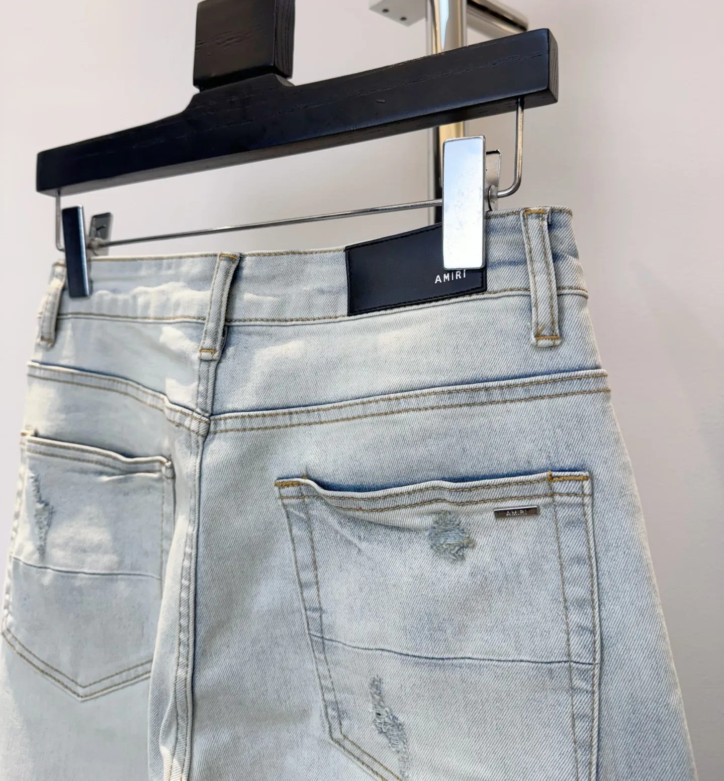 P290 Top model number: D209 Non-market Amiri hot-drilled patched ripped high-street slim jeans • amiri is transliterated as Emil, which is the name of the founder. Mike Amiri, the founder of amiri, grew up in Los Angeles, USA. He was influenced by local street culture and Punk Rock since he was a child, so he founded the amiri brand named after himself. A variety of trendy clothing meets the needs of different fashion players. Amiri clothing has novel and unique styles and is a well-known street brand in the United States. The styles and styles of many clothes are loved by many street photographers. The various clothing styles meet the dressing needs of different people, show their unique temperament, and show the trend of dressing. amiri's jeans are relatively famous. Not only do they have many styles, but the quality of the jeans is also very good. Many celebrities have also worn amiri brand jeans.  The jeans of the amiri brand break through the production process and cutting of the original jeans. The fabrics are relatively soft and comfortable, and are not as hard as some jeans, which can irritate the skin and cause the skin to bleed when worn. Los Angeles trendy brand Amiri's jeans are made with great detail from tailoring to texture, adding wrinkles, bullet holes, damage and other details to add to the trendiness of the jeans. You can choose the style that suits you according to your own needs. Only when you wear a suitable style can you have a certain sense of fashion.  In recent years, high street has become a word that appears more and more frequently in men's clothing. High street style has also become an important direction for everyone's matching. High street-related items basically cannot avoid oversize or drop-shoulder tops. The lower body is matched with trackpants or tight-fitting denim. In my opinion, the most representative one may be denim. What I bring to you today is the MX1 hot-drilled patch denim worn by many Internet celebrities. It is made by a large washing factory in Guangzhou. The front and back have frayed trouser legs and holes. Full of high-end sense. Knee part damage design with leather patchwork design. Already used as facade design. Leather waist nameplate. Customized crotch placket hardware. Engraving mold opening. The focus of this style is not on washing, but on the shape and version of the damage. The secret lies in the craftsmanship of the master. Later, the cost of fraying, horse cutting, knife cutting, etc. These hand-made products are far beyond comparison with assembly line products.  Color: Picture color Size: 30-31-32-33-34-36
