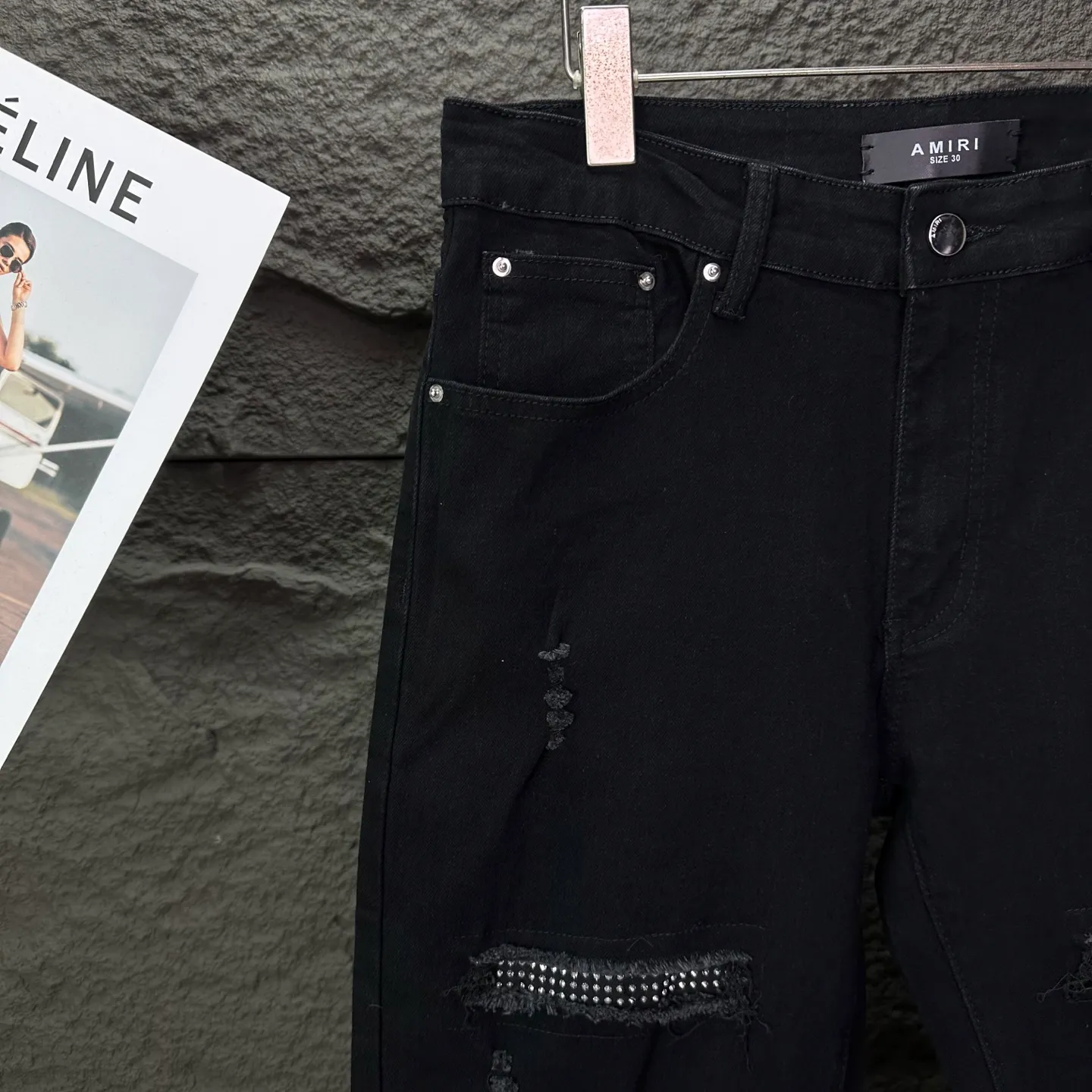 P230 Amiri 2025 new hot diamond patch couples style washed stretch jeans 🔥High version🔥High version🔥Top ceiling quality Styles with different washed textures are very friendly to people with thin legs and thick legs. The straight version is very flattering to the leg shape. Moderate length that never goes out of style, easy to match with casually, basic styling for various styles, a must-have in the wardrobe! The fabric is stiff but also makes the upper body soft without losing texture. The washing process is even more perfect. It is a must-have item for everyone! ! ! Washed wheat, hang tag, pants label, three complete labels, color: black, size: 28, 30, 32, 34 (four sizes)