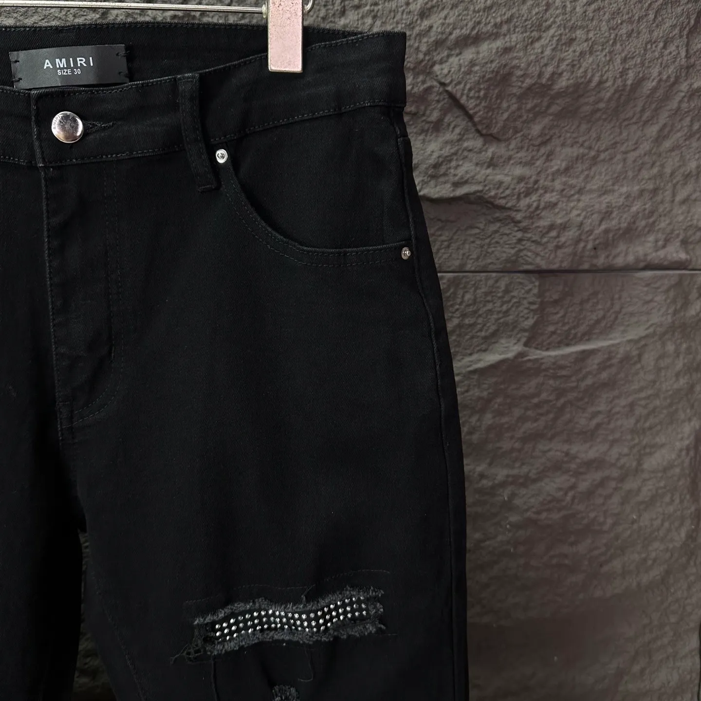 P230 Amiri 2025 new hot diamond patch couples style washed stretch jeans 🔥High version🔥High version🔥Top ceiling quality Styles with different washed textures are very friendly to people with thin legs and thick legs. The straight version is very flattering to the leg shape. Moderate length that never goes out of style, easy to match with casually, basic styling for various styles, a must-have in the wardrobe! The fabric is stiff but also makes the upper body soft without losing texture. The washing process is even more perfect. It is a must-have item for everyone! ! ! Washed wheat, hang tag, pants label, three complete labels, color: black, size: 28, 30, 32, 34 (four sizes)