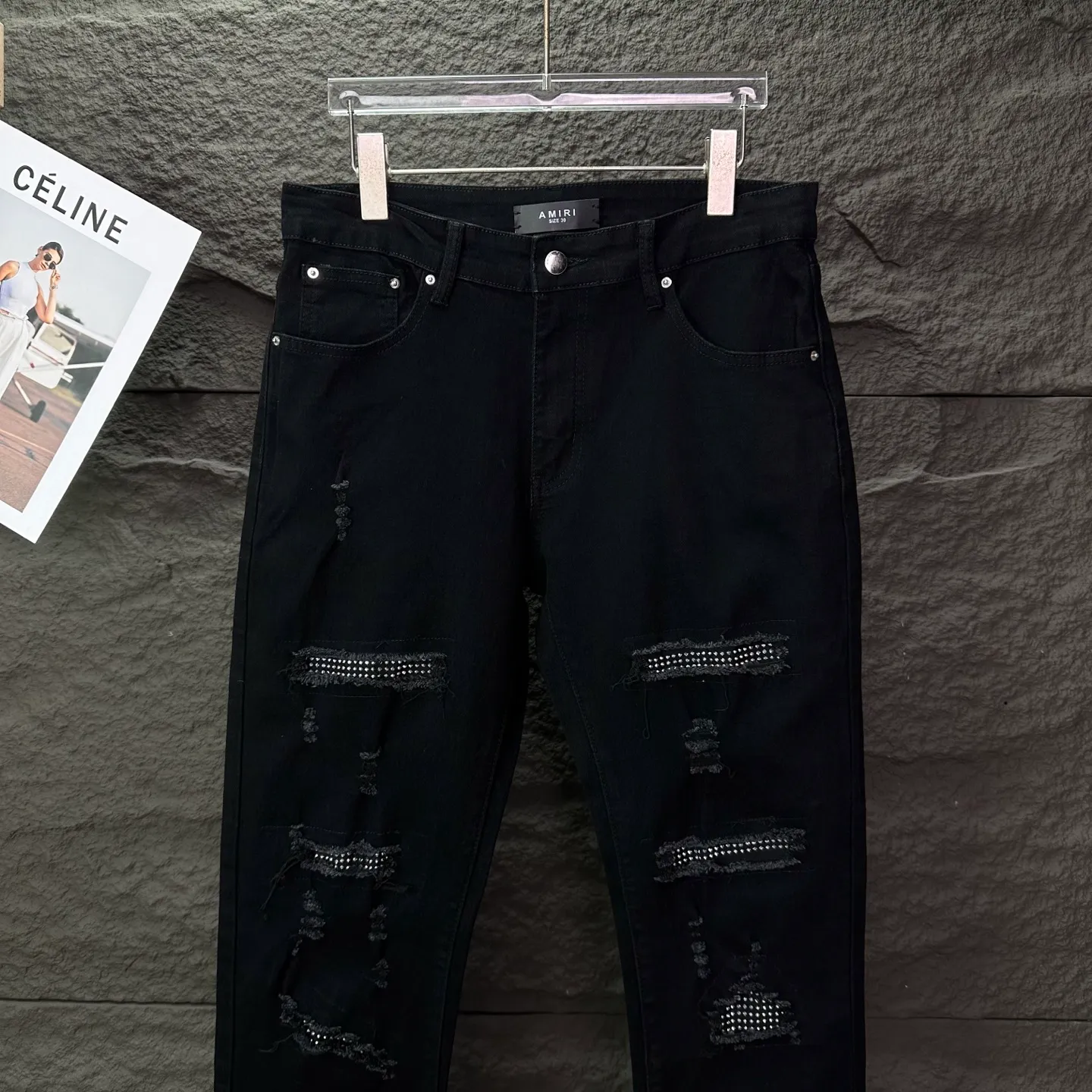 P230 Amiri 2025 new hot diamond patch couples style washed stretch jeans 🔥High version🔥High version🔥Top ceiling quality Styles with different washed textures are very friendly to people with thin legs and thick legs. The straight version is very flattering to the leg shape. Moderate length that never goes out of style, easy to match with casually, basic styling for various styles, a must-have in the wardrobe! The fabric is stiff but also makes the upper body soft without losing texture. The washing process is even more perfect. It is a must-have item for everyone! ! ! Washed wheat, hang tag, pants label, three complete labels, color: black, size: 28, 30, 32, 34 (four sizes)