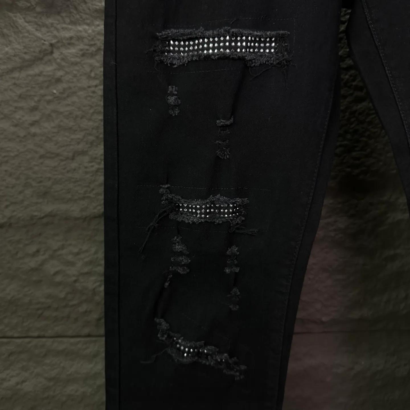 P230 Amiri 2025 new hot diamond patch couples style washed stretch jeans 🔥High version🔥High version🔥Top ceiling quality Styles with different washed textures are very friendly to people with thin legs and thick legs. The straight version is very flattering to the leg shape. Moderate length that never goes out of style, easy to match with casually, basic styling for various styles, a must-have in the wardrobe! The fabric is stiff but also makes the upper body soft without losing texture. The washing process is even more perfect. It is a must-have item for everyone! ! ! Washed wheat, hang tag, pants label, three complete labels, color: black, size: 28, 30, 32, 34 (four sizes)