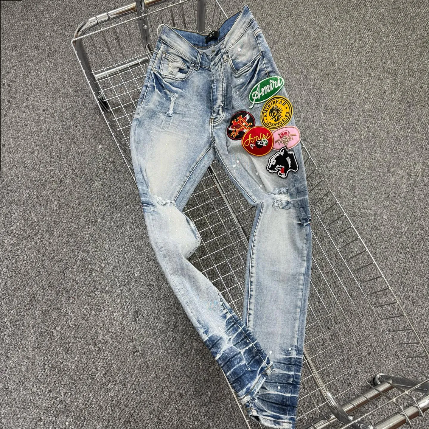 P240 Style number: H870 AMIRI & AMIRI New jeans with embroidered logo, washed holes pattern, denim shorts, stretch denim trousers, same style for men and women. Accessories: Complete accessories, all in original packaging, two hang tags to distinguish the low-end version. The hardware is standard to the authentic original version with logo aluminum alloy buckle, and every detail is consistent with any version on the market. Fabric: Genuine pattern-making and standard genuine custom-made imported fabrics use unique washing and dyeing methods, and are individually hand-finished - Hand-painted ripped micro-elastic jeans Color: blue Size: 28 30 32 34 36