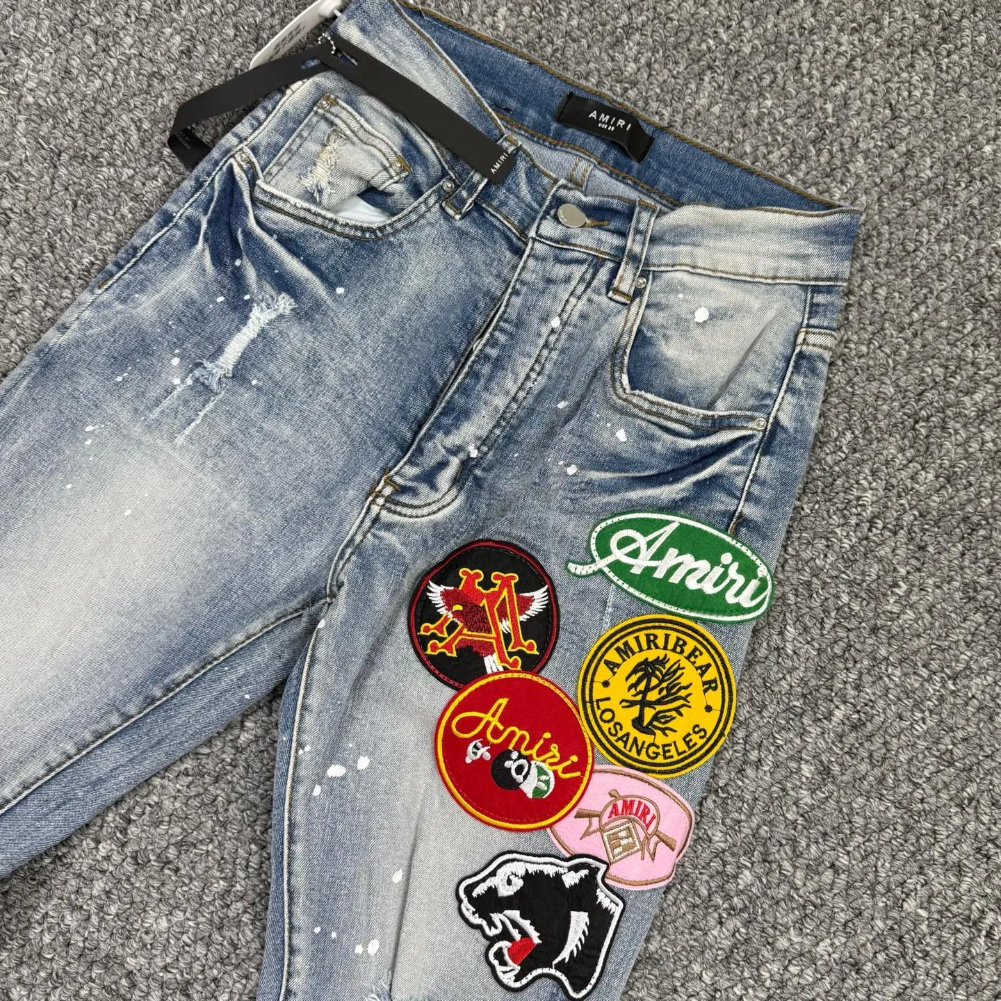P240 Style number: H870 AMIRI & AMIRI New jeans with embroidered logo, washed holes pattern, denim shorts, stretch denim trousers, same style for men and women. Accessories: Complete accessories, all in original packaging, two hang tags to distinguish the low-end version. The hardware is standard to the authentic original version with logo aluminum alloy buckle, and every detail is consistent with any version on the market. Fabric: Genuine pattern-making and standard genuine custom-made imported fabrics use unique washing and dyeing methods, and are individually hand-finished - Hand-painted ripped micro-elastic jeans Color: blue Size: 28 30 32 34 36
