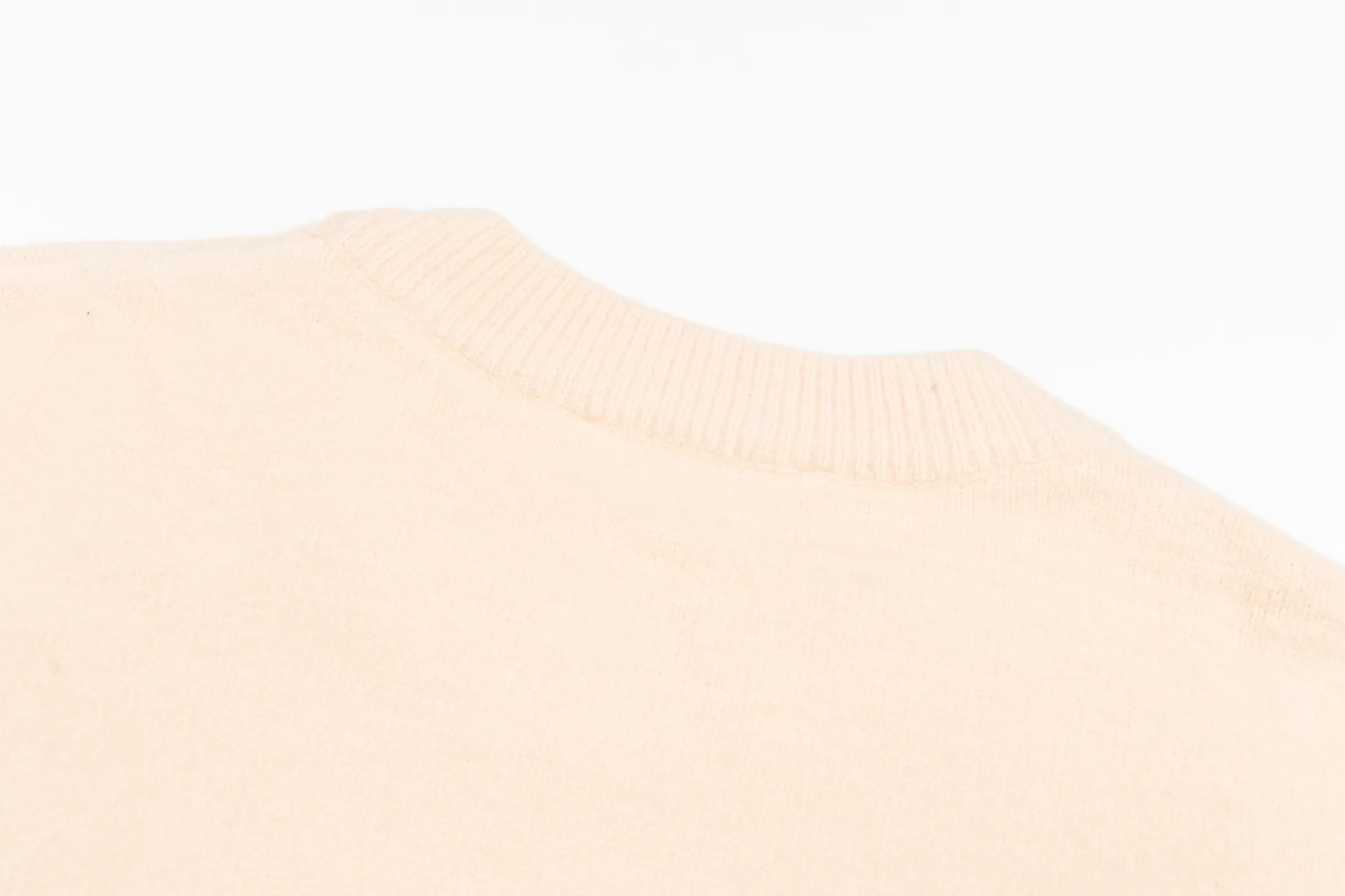 🅿️500 [Exclusive supply] Ami love jacquard crew neck sweater (pink) The original version was purchased for 2,420 and developed. The fabric is made of alpaca wool to maintain a stable shape. The stitching is even and firm, and the details are meticulously handled, reflecting the brand's strict control over quality. The overall design is simple and elegant, suitable for various occasions. Whether it is business or leisure, it can show an elegant and decent style. The overall wiring is straight and delicate, the fabric is comfortable and soft, and the color is consistent without color difference. It can be matched with the same style to create a fashionable look, and can be used in various occasions. Customized accessories, complete with three standards, the same style for men and women. Size:S-M-L-XL