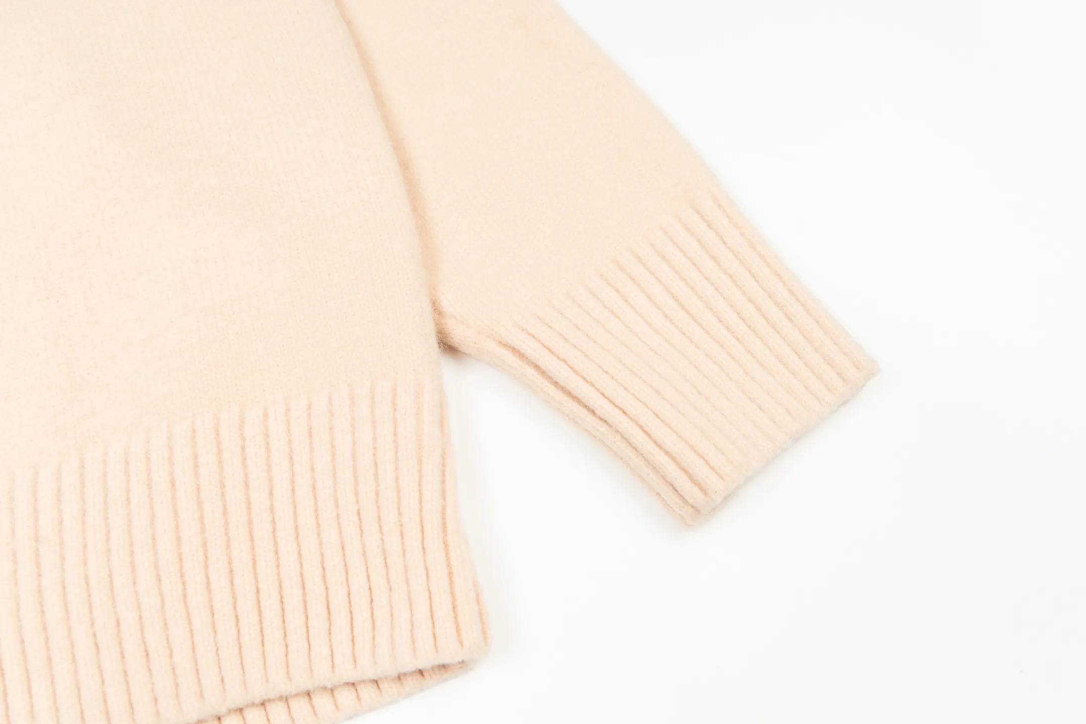 🅿️500 [Exclusive supply] Ami love jacquard crew neck sweater (pink) The original version was purchased for 2,420 and developed. The fabric is made of alpaca wool to maintain a stable shape. The stitching is even and firm, and the details are meticulously handled, reflecting the brand's strict control over quality. The overall design is simple and elegant, suitable for various occasions. Whether it is business or leisure, it can show an elegant and decent style. The overall wiring is straight and delicate, the fabric is comfortable and soft, and the color is consistent without color difference. It can be matched with the same style to create a fashionable look, and can be used in various occasions. Customized accessories, complete with three standards, the same style for men and women. Size:S-M-L-XL