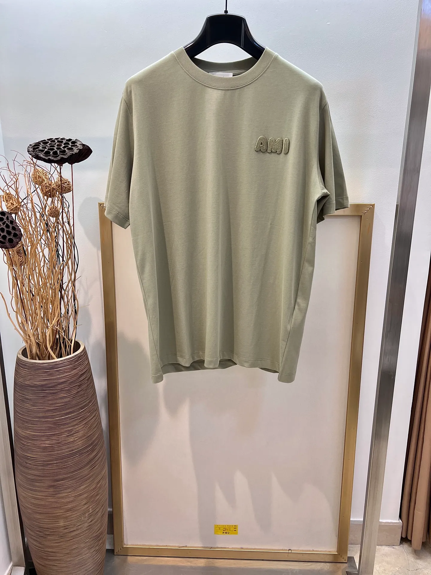 🅿️230 🌈Size: s/m/l/xl Blue/Green Couple Style ASI197353825071 AMI/Amy 2025FW A must-have for men with floral styles. Three-dimensional thread embroidery is really not too good-looking. Embroidery/AMI embroidery of the same color on the back is a high-density cotton half-sleeved T-shirt. Washing method: Wrap the reverse side in a laundry bag and quickly machine wash in cold water! ! Do not soak/wash in warm water! !