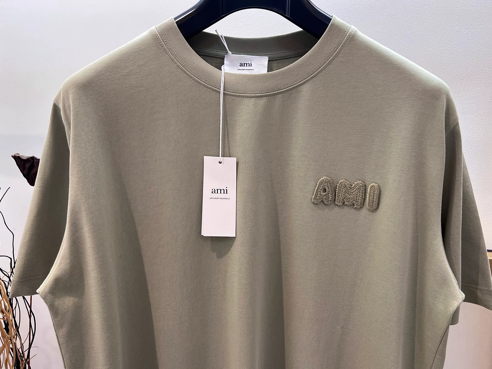 🅿️230 🌈Size: s/m/l/xl Blue/Green Couple Style ASI197353825071 AMI/Amy 2025FW A must-have for men with floral styles. Three-dimensional thread embroidery is really not too good-looking. Embroidery/AMI embroidery of the same color on the back is a high-density cotton half-sleeved T-shirt. Washing method: Wrap the reverse side in a laundry bag and quickly machine wash in cold water! ! Do not soak/wash in warm water! !