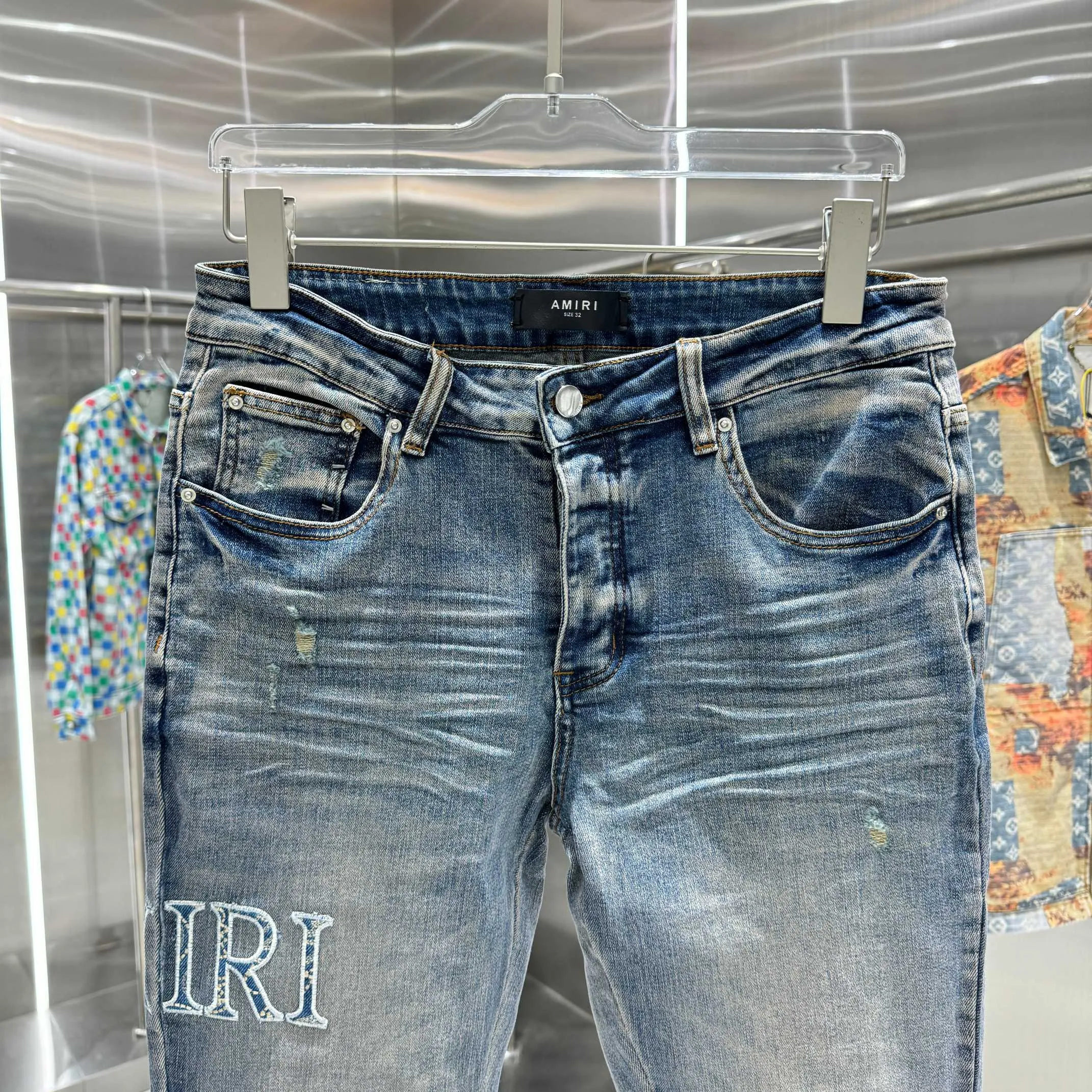 P290 Amiri ripped letter embroidery craft street fashion slim fit stretch jeans color blue size 30 32 34 36 38