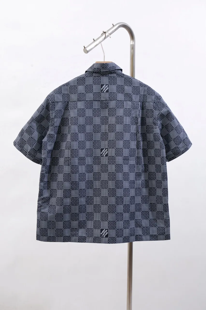 The new LV 24ss short-sleeved shirt is made of lightweight cotton with a full-length Damier Monogram pattern, integrating pocket Monogram elements and the chic Marque L.Vuitton Déposée logo into a checkered pattern. It adds eye-catching style to casual looks and pairs well with the matching beach shorts. Same style for men and women Size: S.M.L.XL
