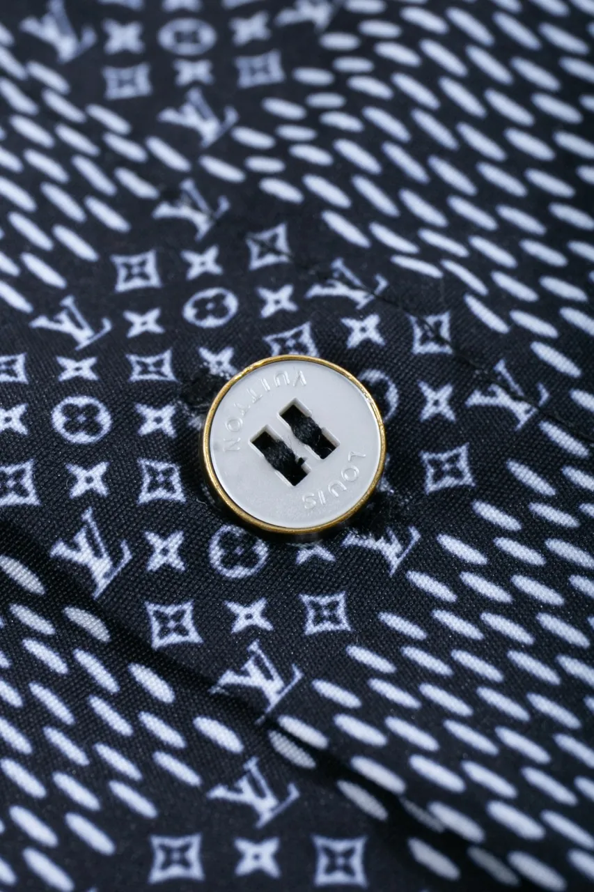The new LV 24ss short-sleeved shirt is made of lightweight cotton with a full-length Damier Monogram pattern, integrating pocket Monogram elements and the chic Marque L.Vuitton Déposée logo into a checkered pattern. It adds eye-catching style to casual looks and pairs well with the matching beach shorts. Same style for men and women Size: S.M.L.XL