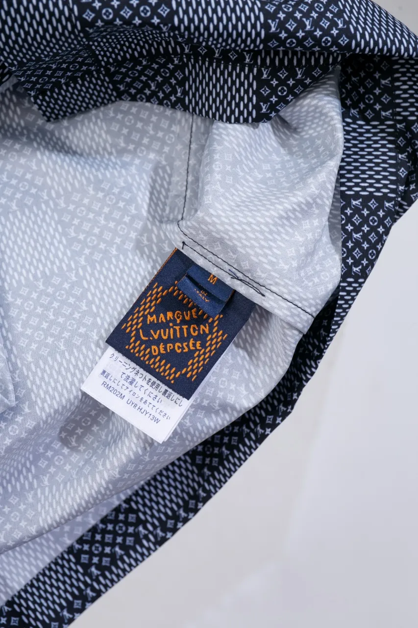 The new LV 24ss short-sleeved shirt is made of lightweight cotton with a full-length Damier Monogram pattern, integrating pocket Monogram elements and the chic Marque L.Vuitton Déposée logo into a checkered pattern. It adds eye-catching style to casual looks and pairs well with the matching beach shorts. Same style for men and women Size: S.M.L.XL