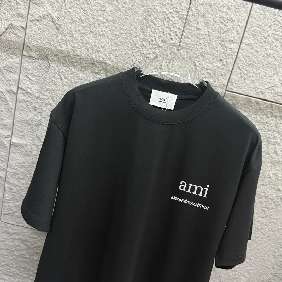 🅿️180 Ami* 2025 spring and summer new short-sleeved T-shirt. Simple classic letter embroidery. Customized double yarn plain cotton fabric. Same style for men and women. Color: black white. Size: S (90-130 catties) M (120-150 catties) L (140-165 catties) XL (160-180 catties) XXL (180-210 catties)