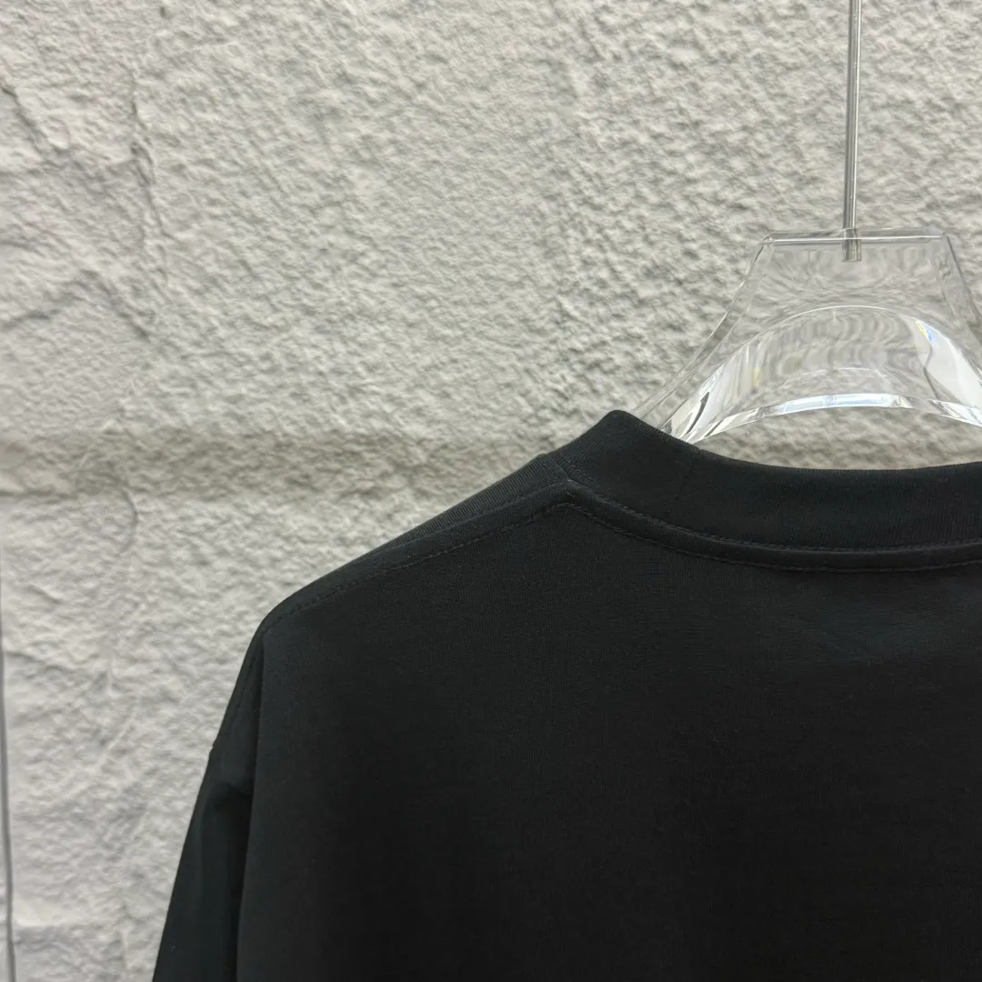 🅿️180 Ami* 2025 spring and summer new short-sleeved T-shirt. Simple classic letter embroidery. Customized double yarn plain cotton fabric. Same style for men and women. Color: black white. Size: S (90-130 catties) M (120-150 catties) L (140-165 catties) XL (160-180 catties) XXL (180-210 catties)