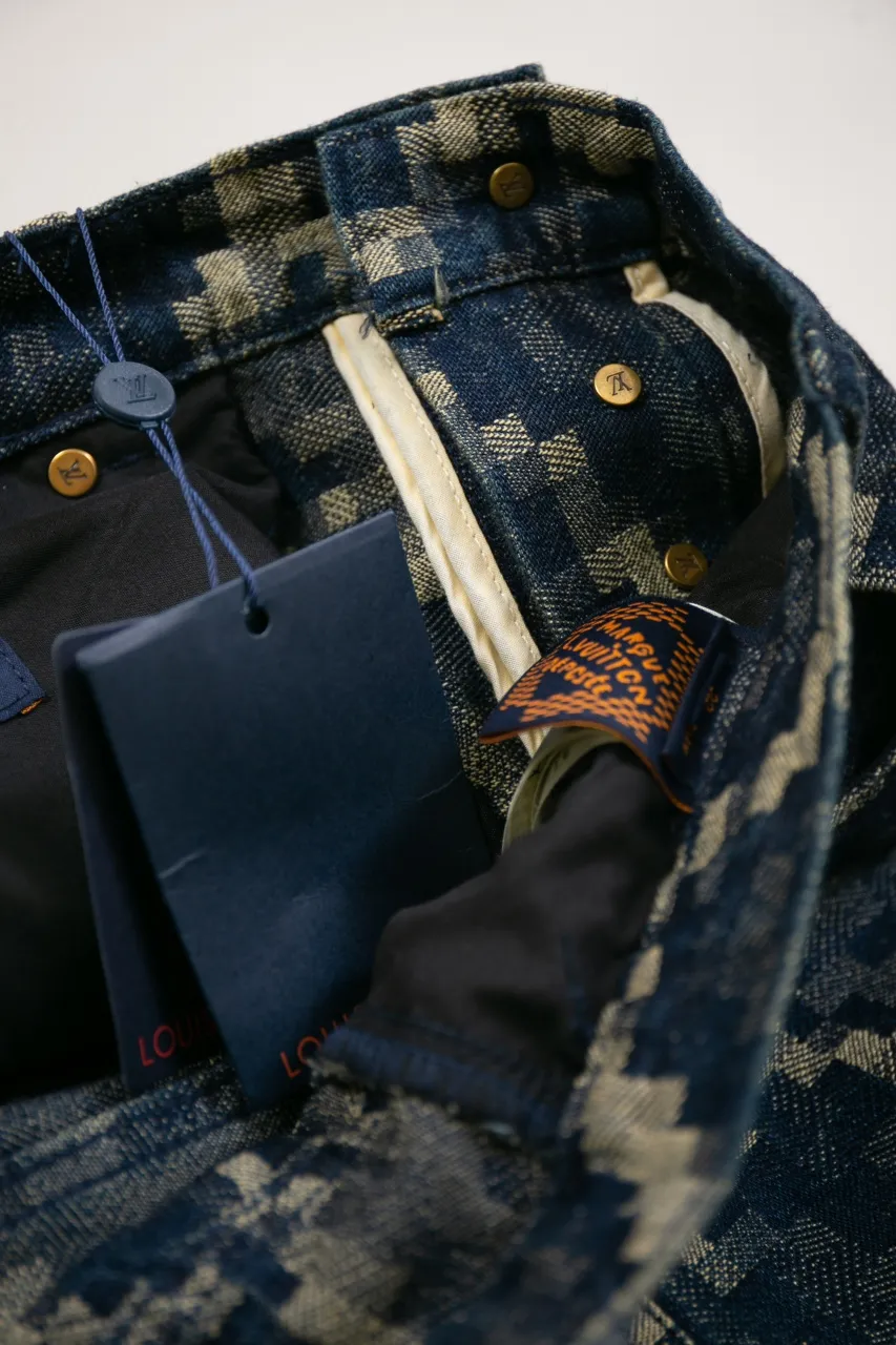 Lv Year of the Snake Snake Print Jeans This style of skateboard jeans is made from seasonal Snakoflage denim, and reinterprets the Damoflage pattern with pixel-style snake jacquard. The rear Damier label is embellished with pearlescent buttons and rivets, and can be paired with the matching collarless jacket for an edgy dandy look.  Size: 30 32 34 36