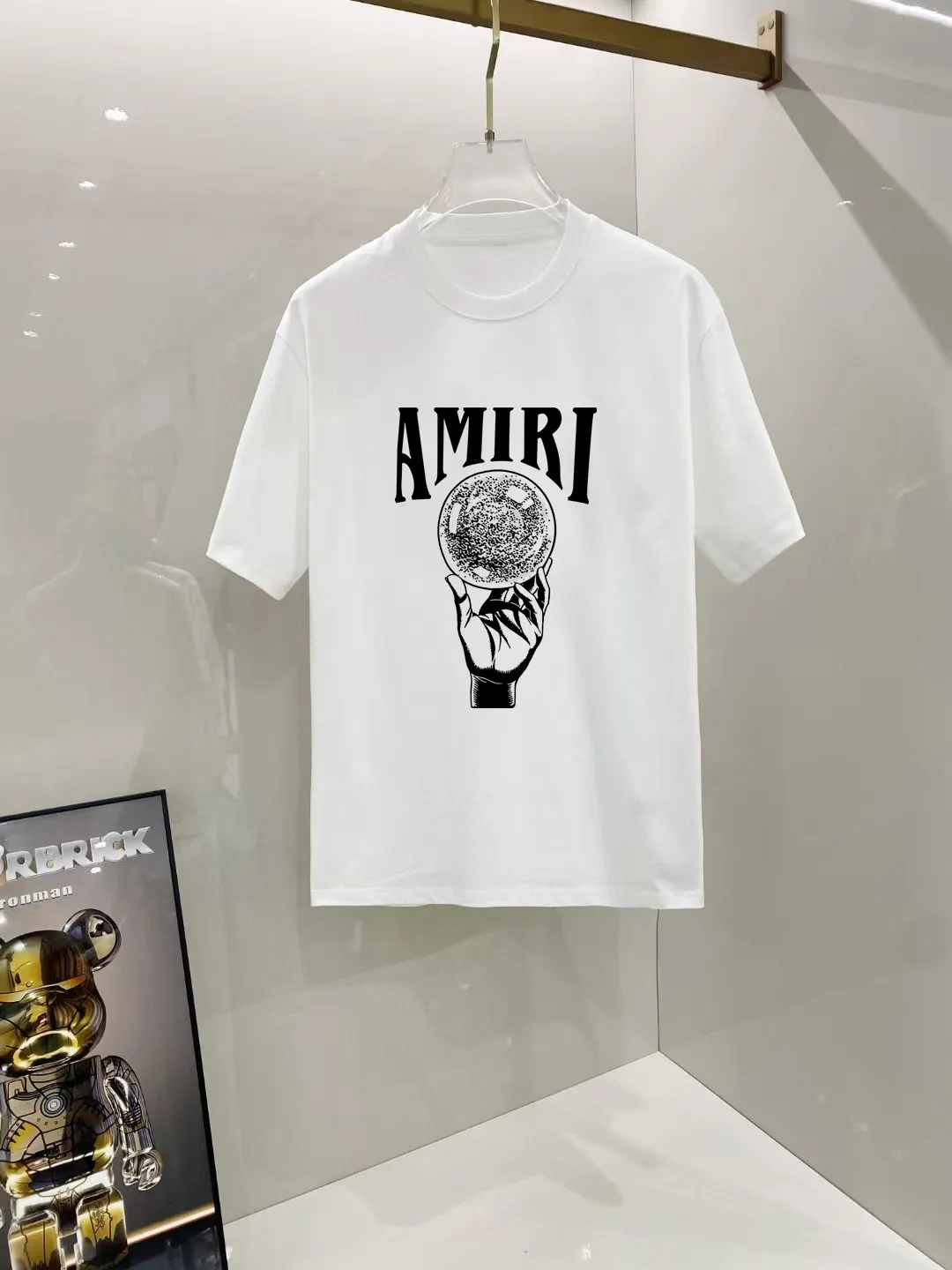 P140 AMIRI# 2025 spring and summer new style debut counter, the latest short-sleeved round neck T-shirt, high-end custom design, avant-garde and fashionable! The brand logo is designed with heavy craftsmanship. High-end customized 250g Xinjiang long-staple cotton fabric. Soft to the touch. Comfortable to wear. Exquisite stitching at the counter level. Fine workmanship. The upper body effect is incomparably handsome! A must-have item for a stylish man! Color: black. White! Size: S M L