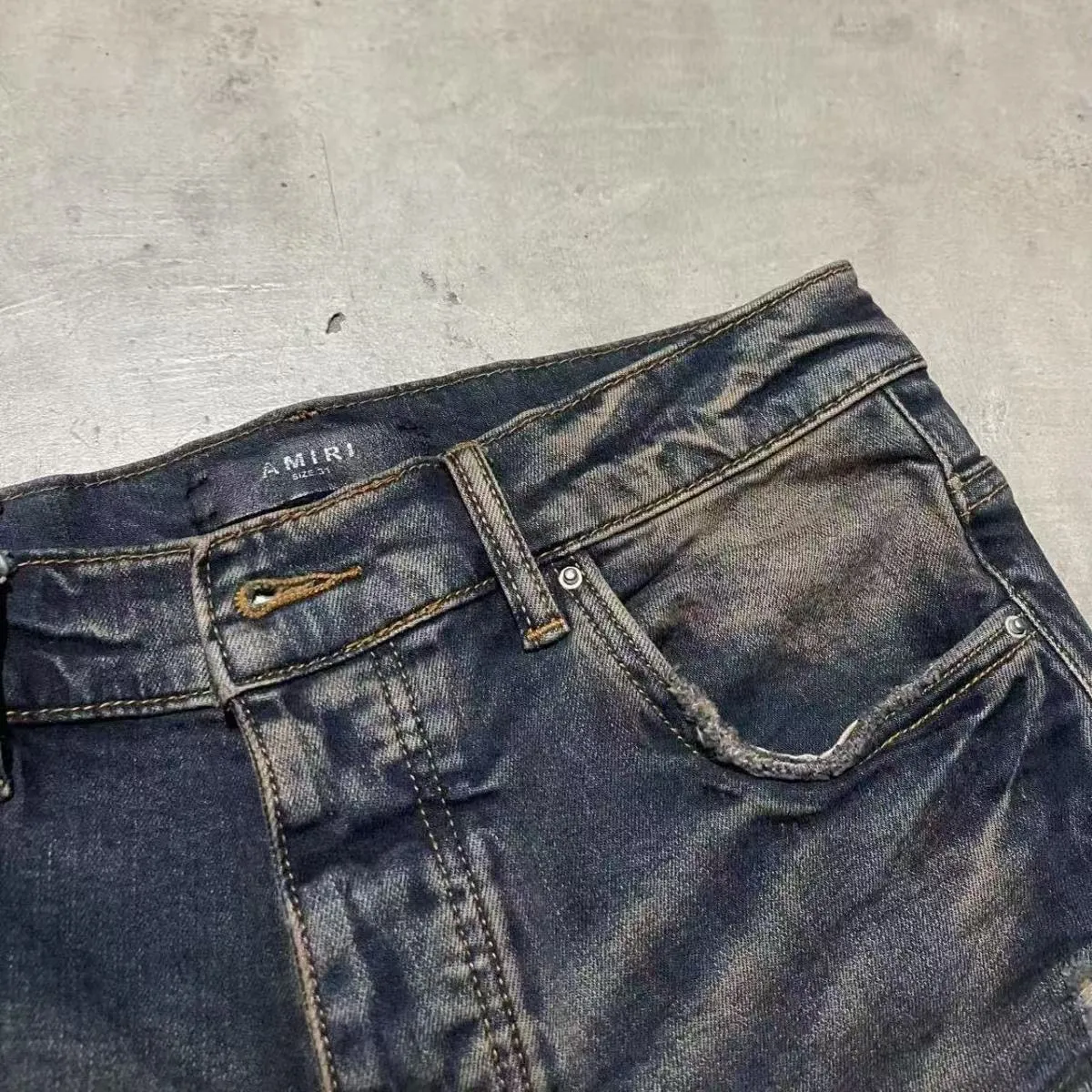 P166 Top replica AMIRI denim shorts AMIRI high street basic ripped tight stretch jeans trousers Amiriamiri is transliterated as Emil, which is the name of the founder. Mike Amiri, the founder of amiri, grew up in Los Angeles, USA. He was influenced by the local street culture Rock since he was a child, so he founded the amiri brand named after himself. A variety of trendy clothing meets the needs of different fashion players. Amiri clothing has novel and unique styles and is a well-known street brand in the United States. Many of its styles and styles are loved by many street photographers. Various clothing styles meet the needs of different people, show their unique temperament, and show the trend of dressing. amiri's jeans are relatively famous. Not only do they have many styles, but the quality of the jeans is also very good. Many celebrities have also worn amiri brand jeans. Fashionability.  Color; picture color Size: m l xl xxl