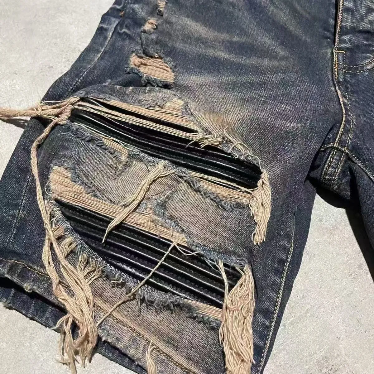 P166 Top replica AMIRI denim shorts AMIRI high street basic ripped tight stretch jeans trousers Amiriamiri is transliterated as Emil, which is the name of the founder. Mike Amiri, the founder of amiri, grew up in Los Angeles, USA. He was influenced by the local street culture Rock since he was a child, so he founded the amiri brand named after himself. A variety of trendy clothing meets the needs of different fashion players. Amiri clothing has novel and unique styles and is a well-known street brand in the United States. Many of its styles and styles are loved by many street photographers. Various clothing styles meet the needs of different people, show their unique temperament, and show the trend of dressing. amiri's jeans are relatively famous. Not only do they have many styles, but the quality of the jeans is also very good. Many celebrities have also worn amiri brand jeans. Fashionability.  Color; picture color Size: m l xl xxl