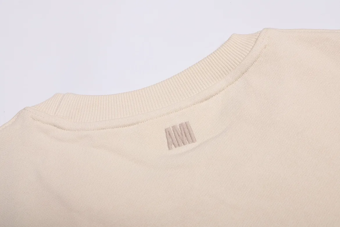 P150 Style No. 204 2025 embroidered large chapter style (with matching straight-leg sweatpants without color difference) AMI 2025 autumn and winter classic large chapter round neck sweatshirt 15 colors to meet everyone's needs. The fabric is made of 380 grams of pure cotton fabric, which is thick and textured. The whole network's counters purchase quality supporting output, which perfectly restores the genuine Zhang Zi. All thick wool knits are used. The absolute quality can be compared with any store in the market at will. There is no color difference in the fixed-dyed threads. The detailed accessories and tag packaging are all 1:1 with the genuine products. The ingenuity spirit gives back to customers.   Color: Apricot Gray Chapter Size: S M L XL